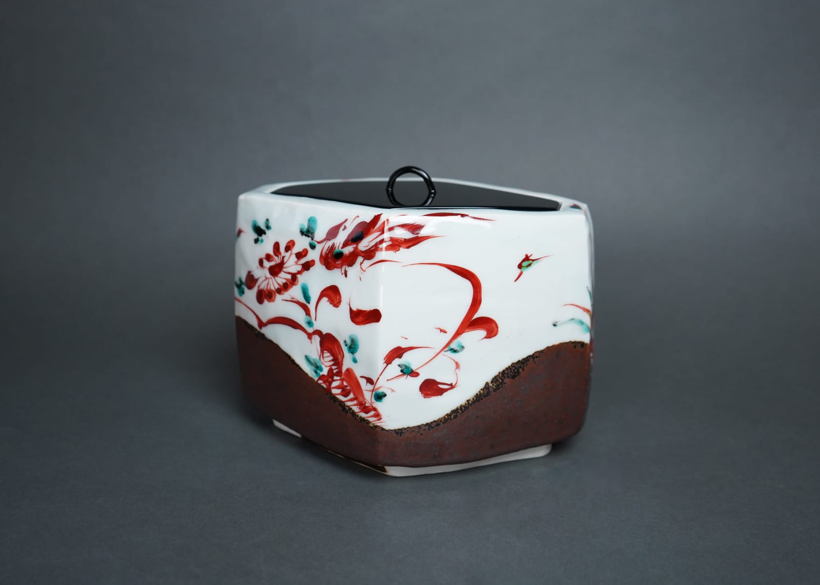 Tsuboshima Dohei 坪島 圡平, Diamond Shaped Water Jar With Red Enamel 赤絵菱水指 , 2000's