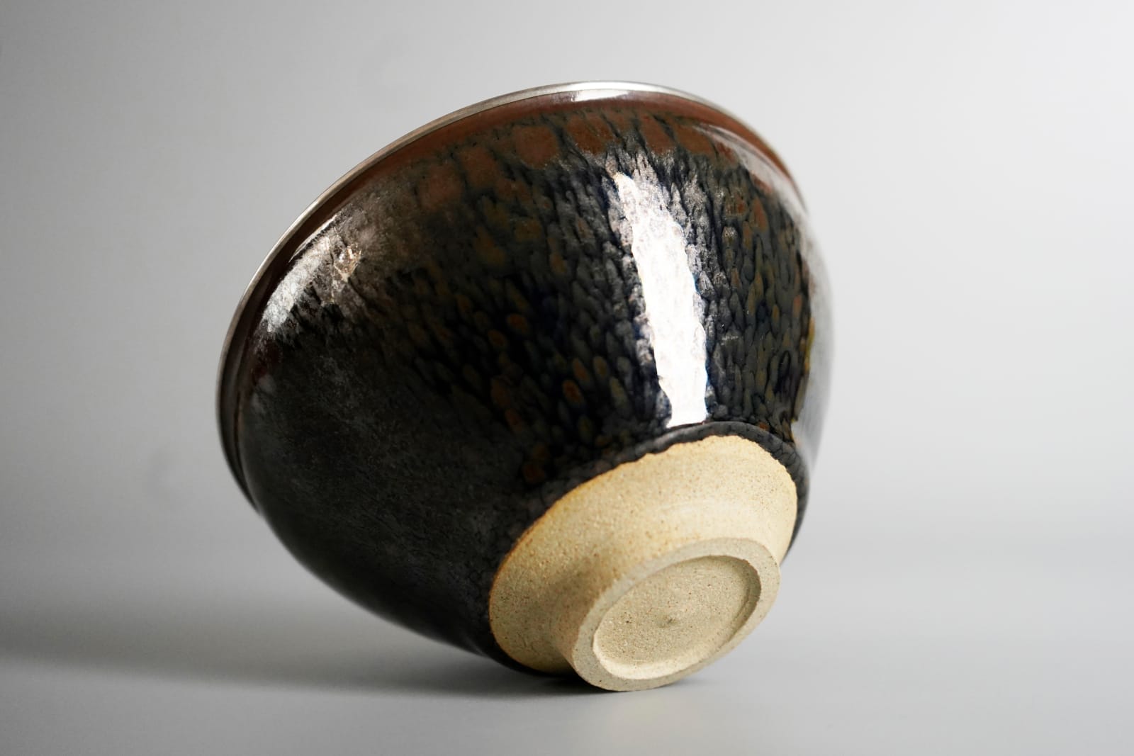 Kamada Koji 鎌田幸二, Tenmoku Glazed Teabowl with Silver Rim 油滴天目　茶碗
