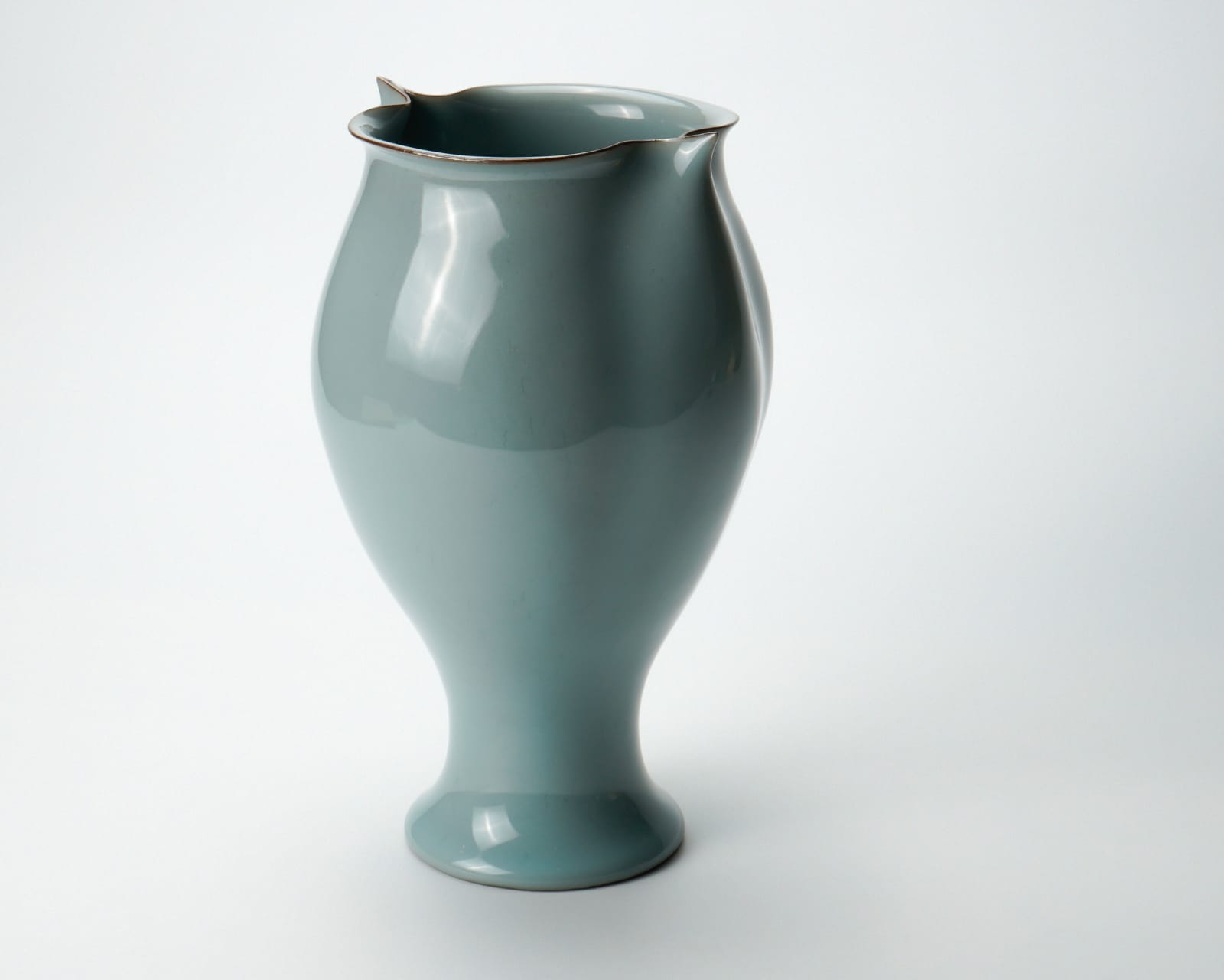 Kawase Shinobu 川瀬 忍, Celadon jar “Jin-cho (penguin)”, 1996