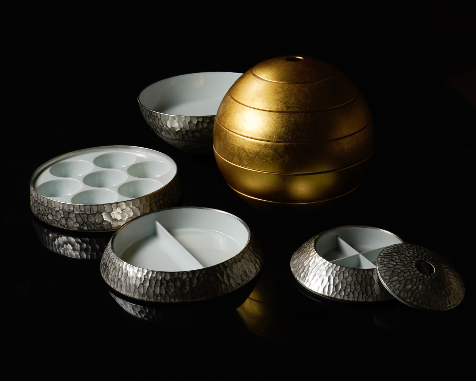 Terauchi Shinji 寺内信二, Five-tiered moon shaped bowl with gold leaf 内白本金箔 珠型五段重, 2024