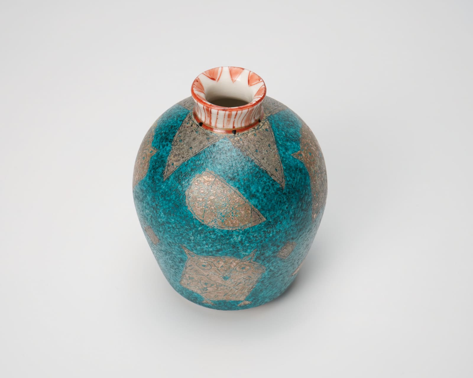 Maeda Masahiro 前田正博, Sake bottle with polychrome enamel (Iro-e) glaze and owl design, Set of 3 色絵金銀彩徳利