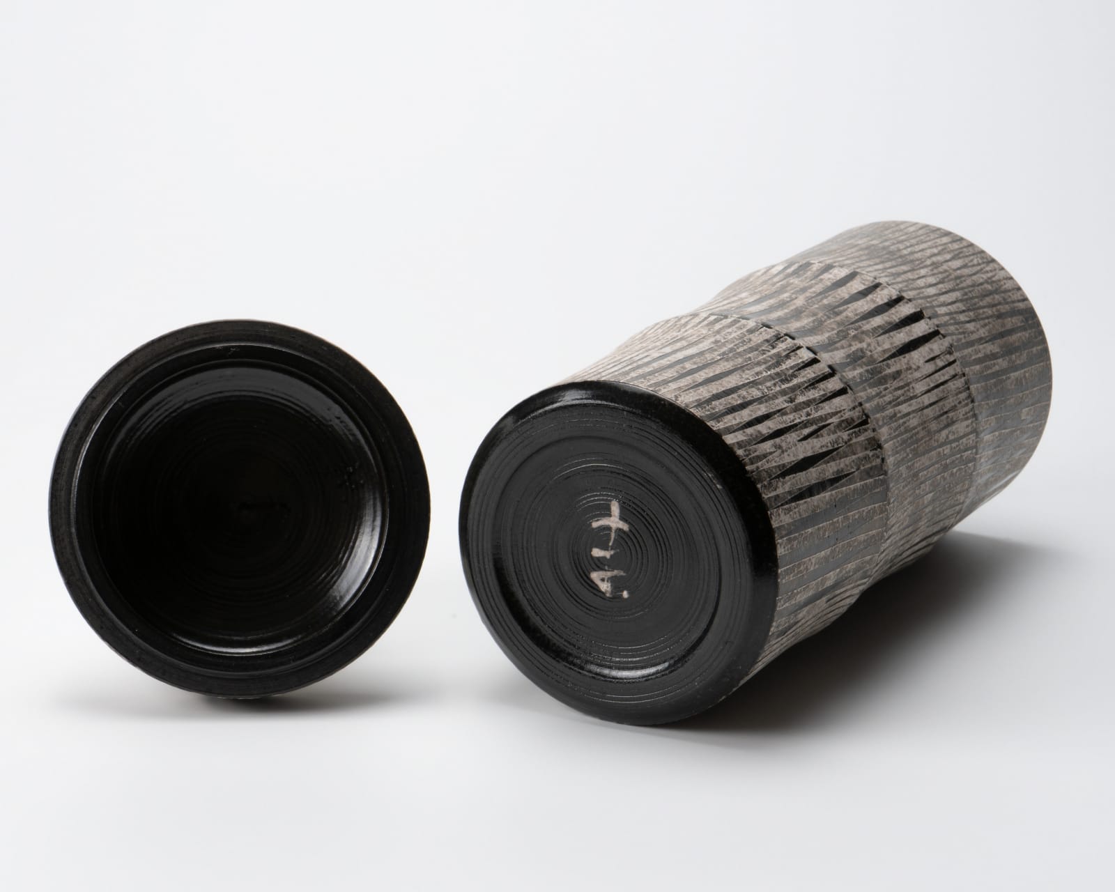 Maeda Masahiro 前田正博, Lidded flower vase with overglaze enamel and silver pigments