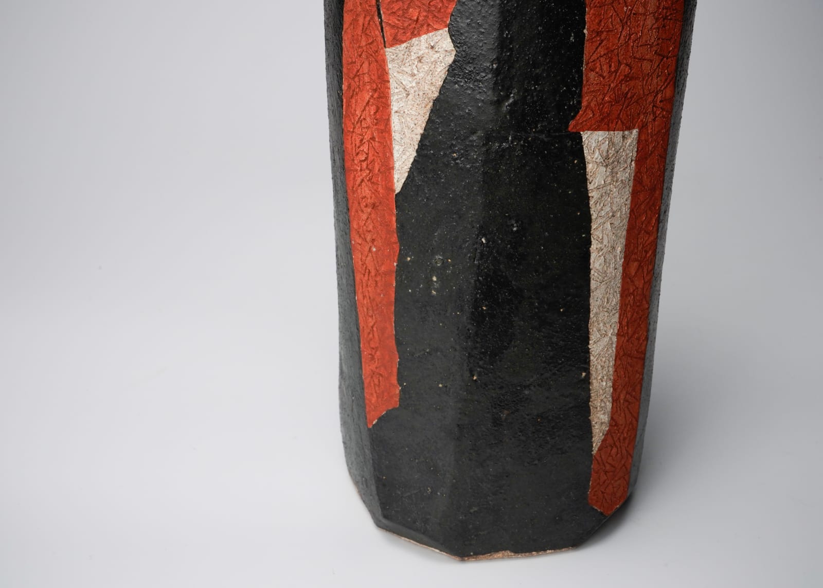 Wada Morihiro 和太守卑良, Black-Glazed Faceted Columnar Vase with Red and White Textured Abstract Patterns, Seki-Sai-Ki 赤彩器, ca. 1998