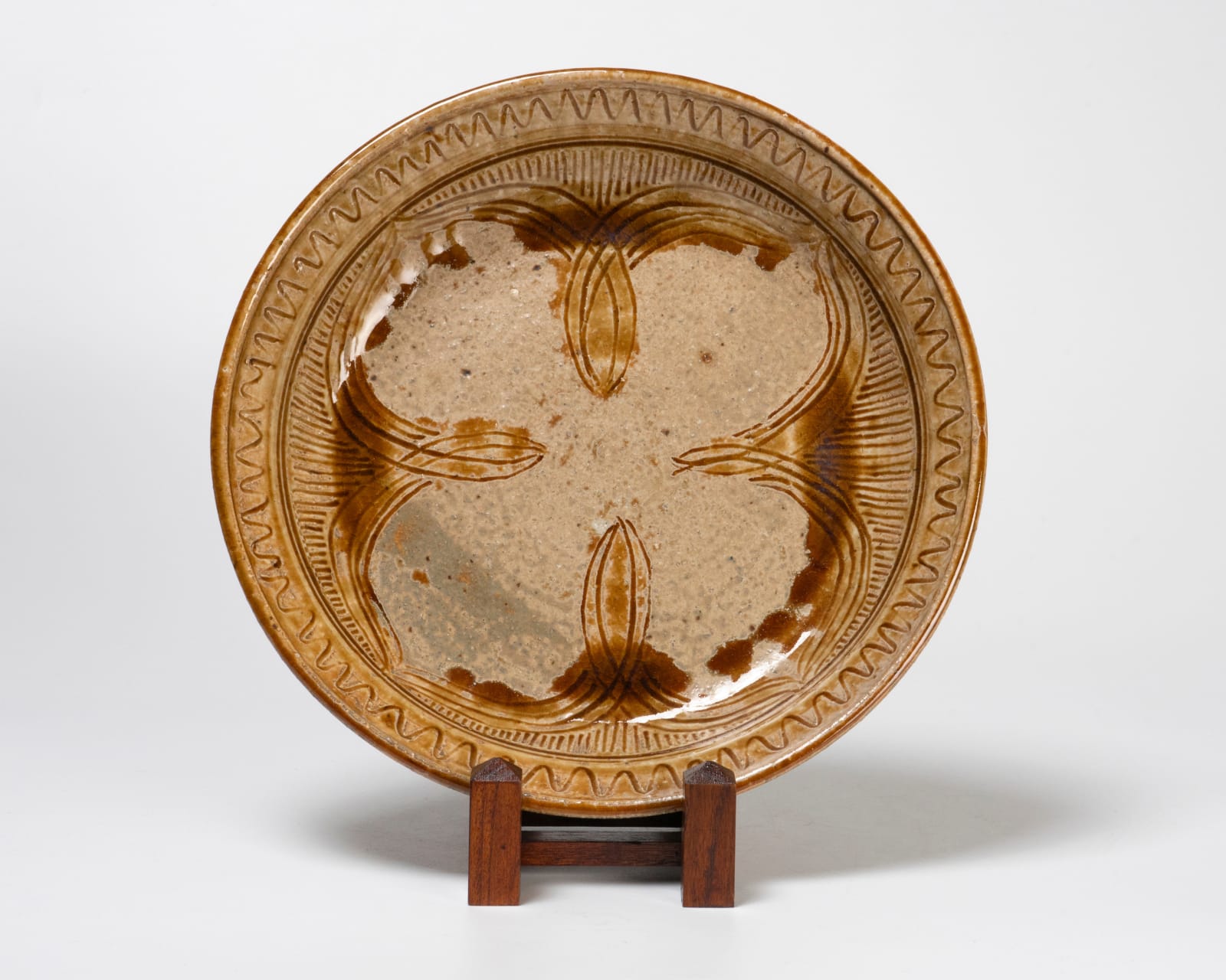 Yasuhara Kimei 安原喜明, Plate with drawing 皿 ヘラ描文