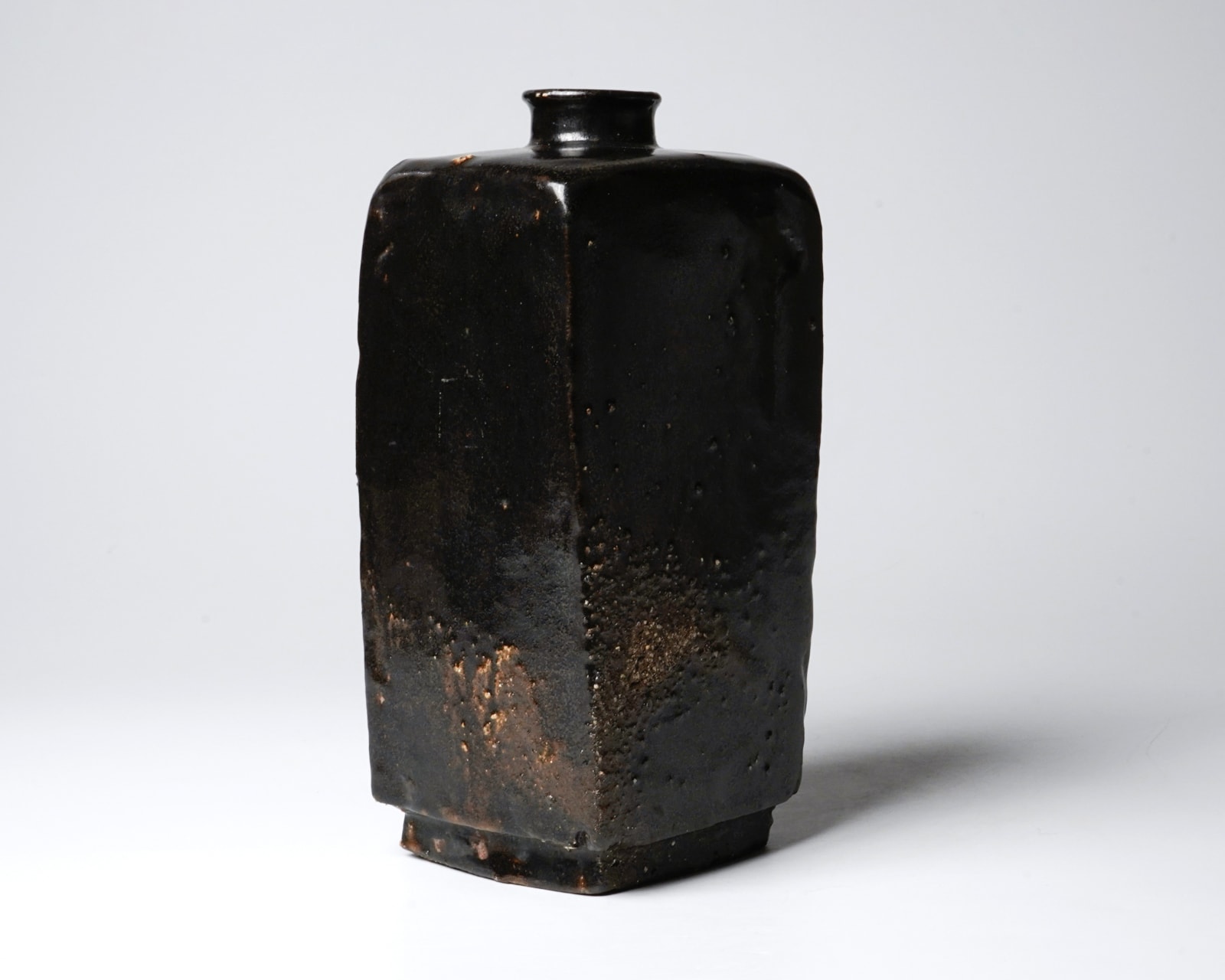 KOBAYASHI Togo 小林東五, Square bottle with black iron glaze 黒四方花入