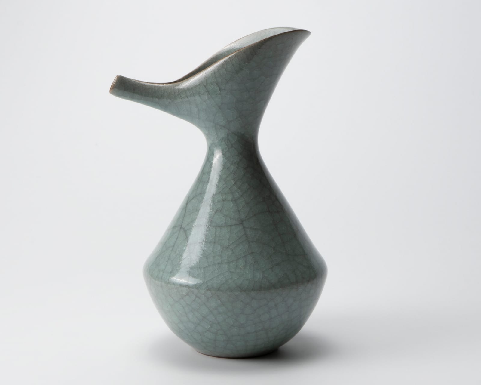 Yoshida Shuhei 吉田周平, Celadon spouted flower vase, 2023