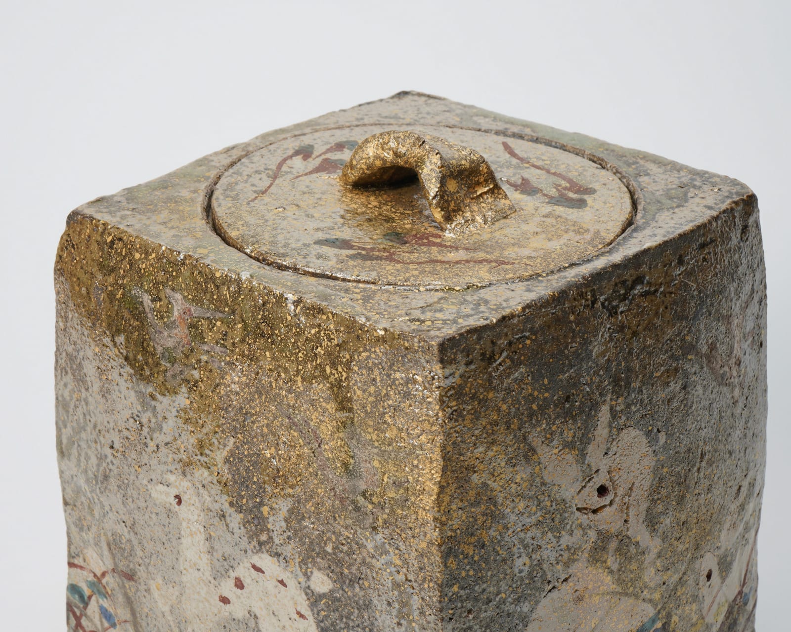 Tsuboshima Dohei 坪島 圡平, Golden water jar with inlaid deers and rabbits 金露彩象嵌 鹿兎文水指