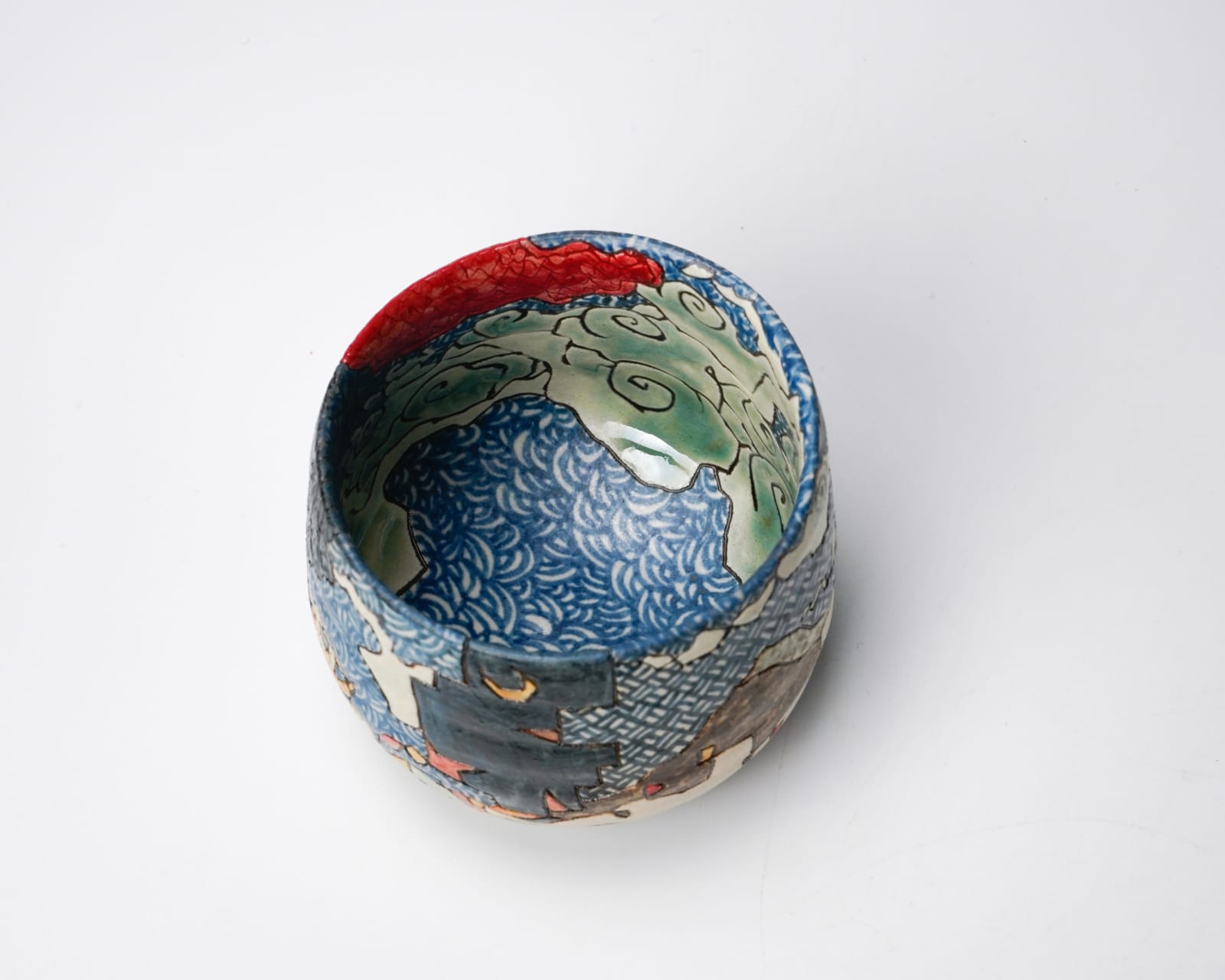 KOMAGO Tetsutarou 小孫哲太郎, No.5 Polychrome Guinomi with Carved Bantam Designs 線彫色絵チャボ紋ぐい呑, 2023