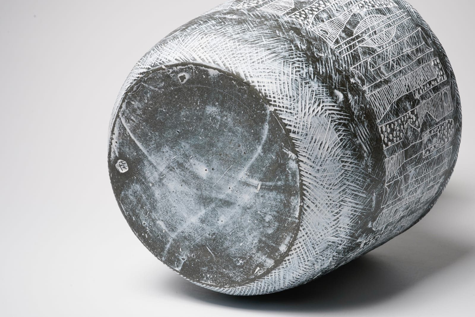 Yasuhara Kimei 安原喜明, Flower Vase 花生 炻器線彫文