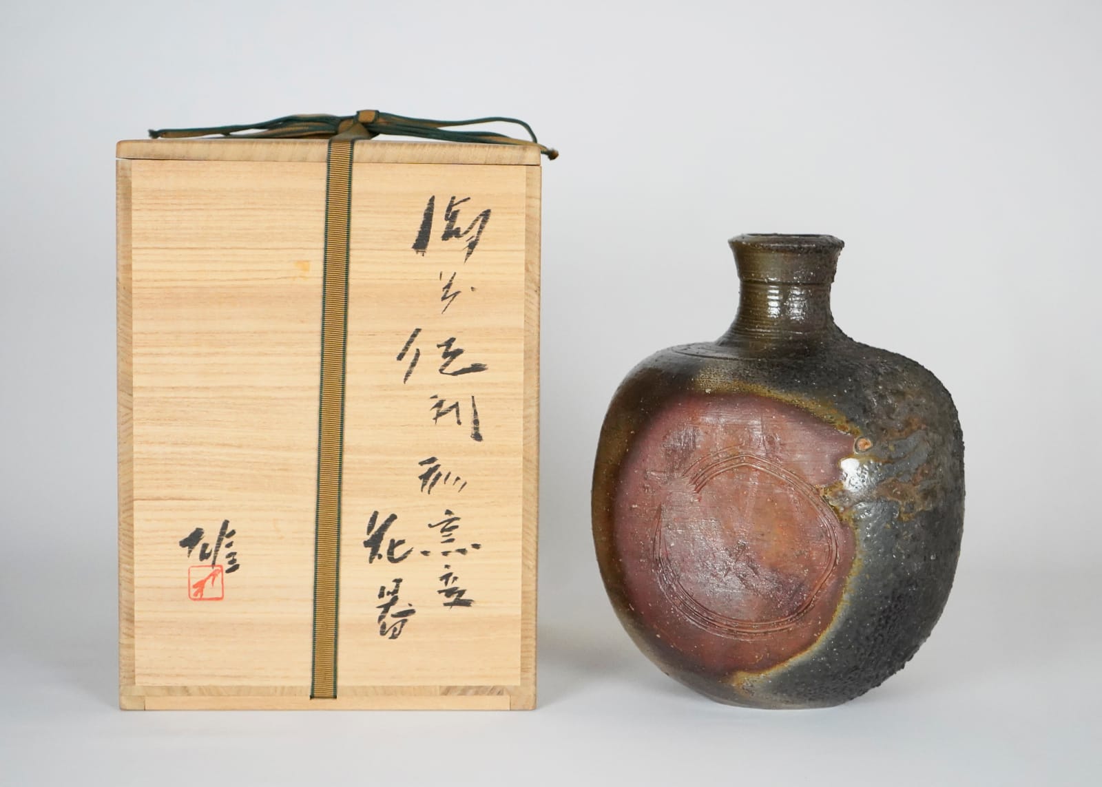 Fujiwara Yu 藤原雄, Bizen Flower Vase in Tokkuri Shape 備前徳利形窯変花器