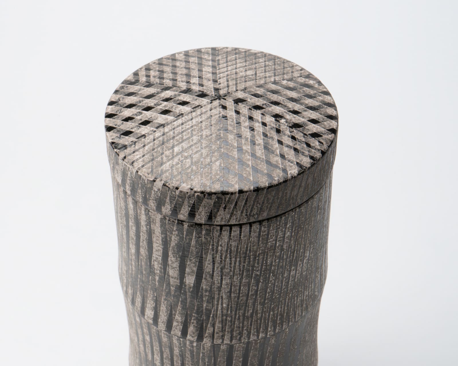 Maeda Masahiro 前田正博, Lidded flower vase with overglaze enamel and silver pigments