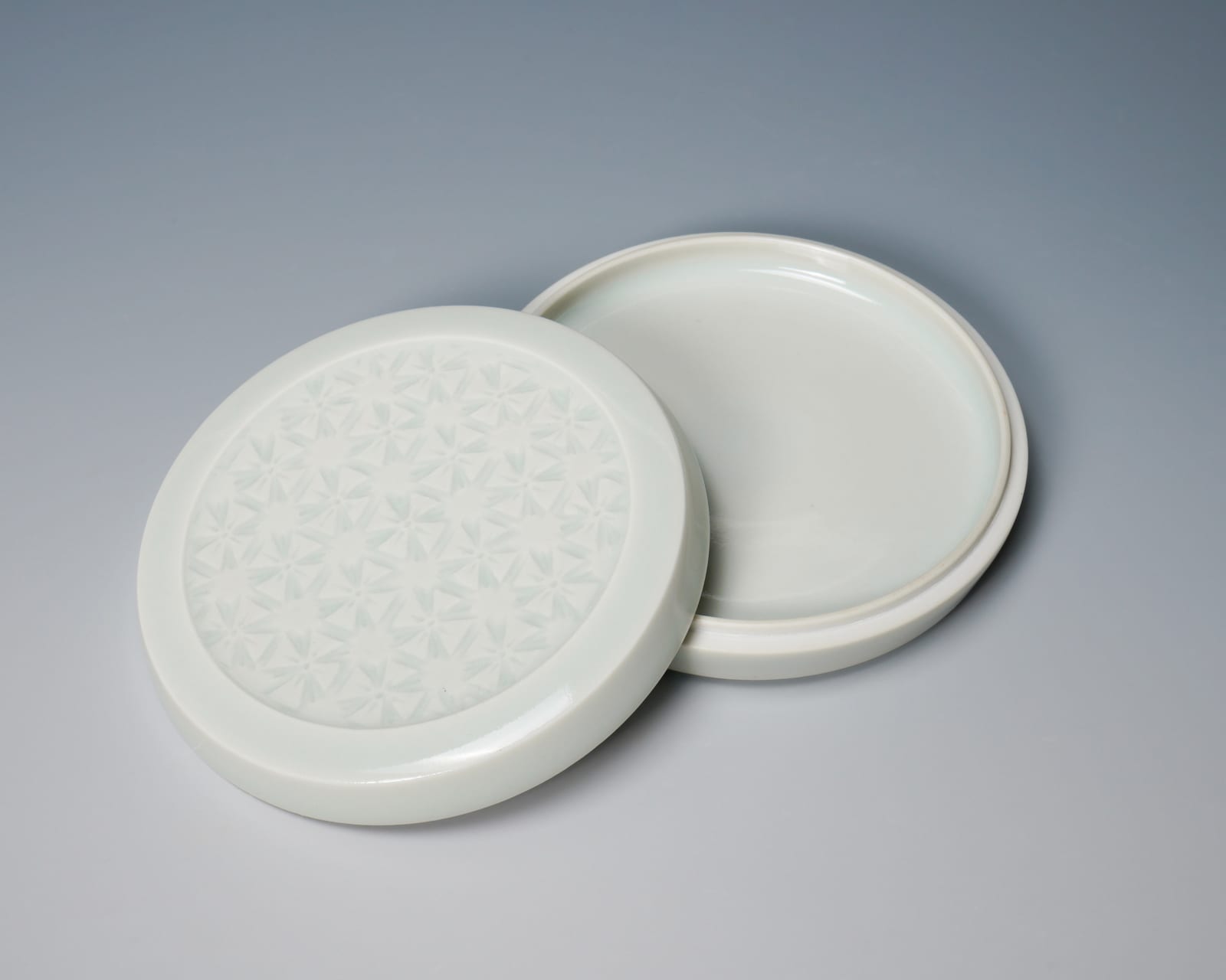 KUSUBE Yaichi 楠部彌弌, Stamp-Pad Holder 白磁肉池