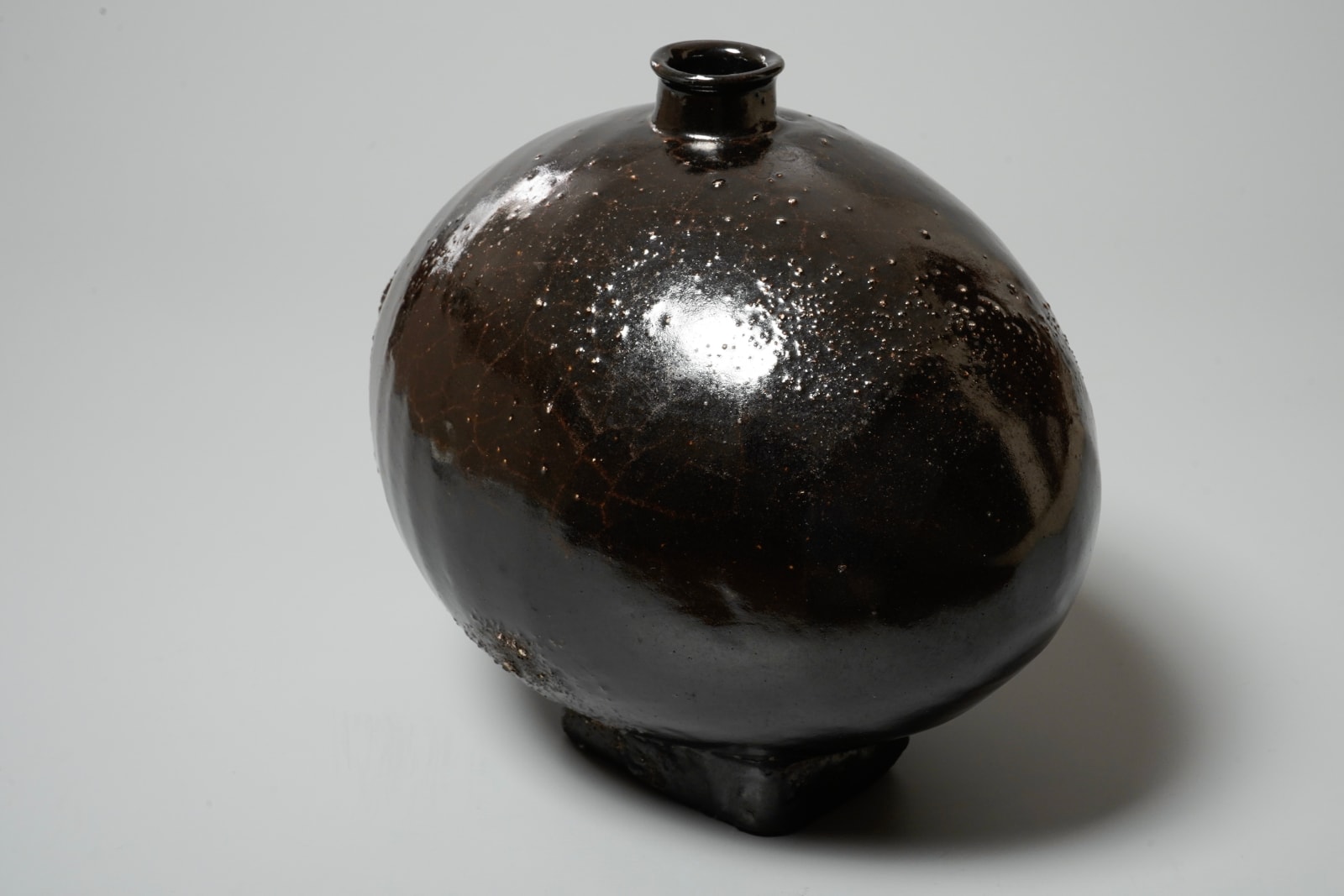 Takesue Hiomi 武末日臣, Black jar with Korean-style rice bale form 扁壺黒