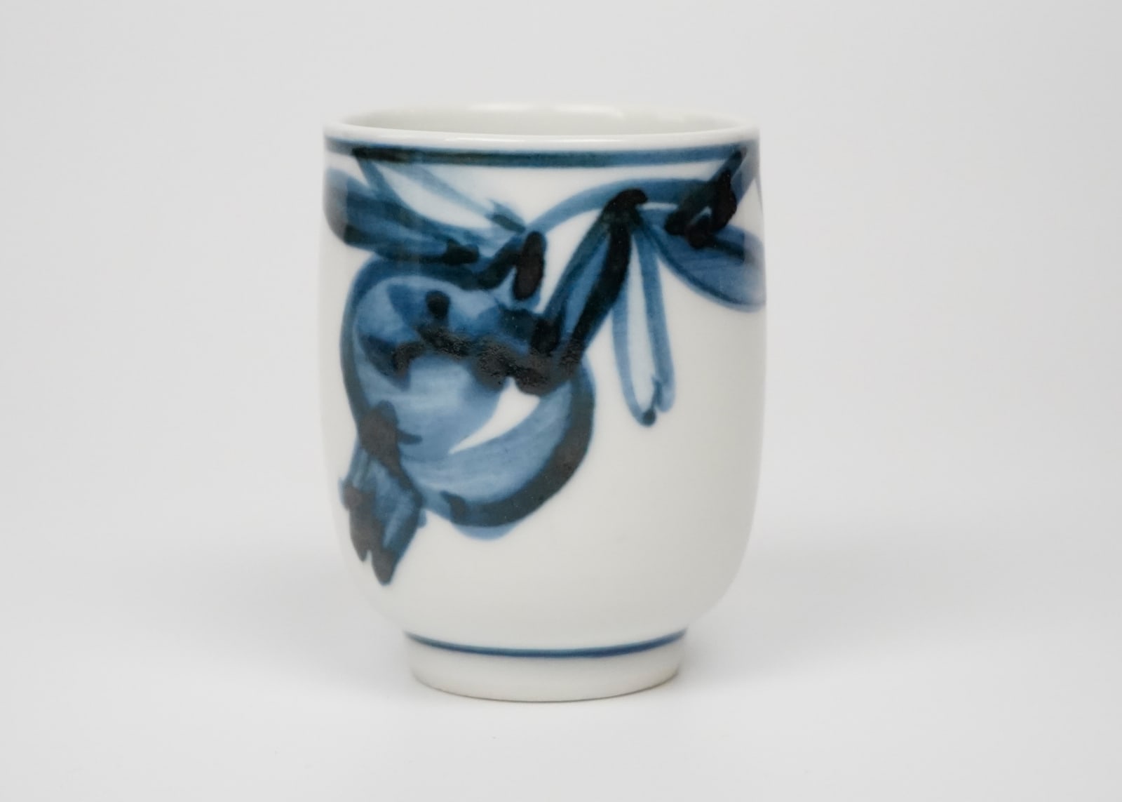 Kondo Yuzo 近藤悠三, Yunomi With Pomegranate Drawing 柘榴 湯呑