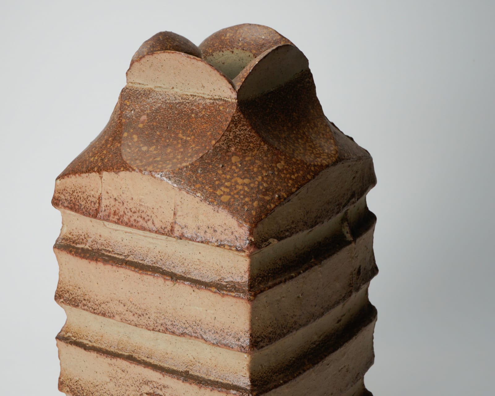 Mori Togaku 森 陶岳, Faceted Bizen jar, 1990