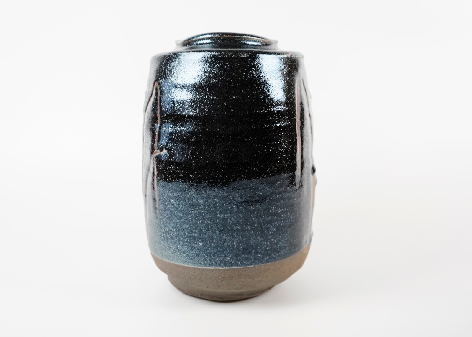 Shimizu Uichi 清水 卯一, Jar with Finger-Scraped Pattern and Gloss Iron glaze 鉄燿扁壺, 1988