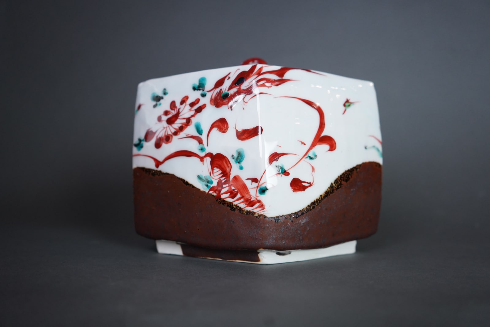 Tsuboshima Dohei 坪島 圡平, Diamond Shaped Water Jar With Red Enamel 赤絵菱水指 , 2000's
