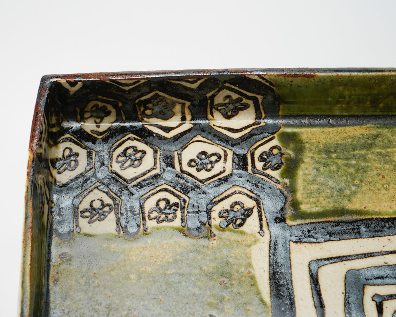 Tsuboshima Dohei 坪島 圡平, Oribe-glazed rectangle dish