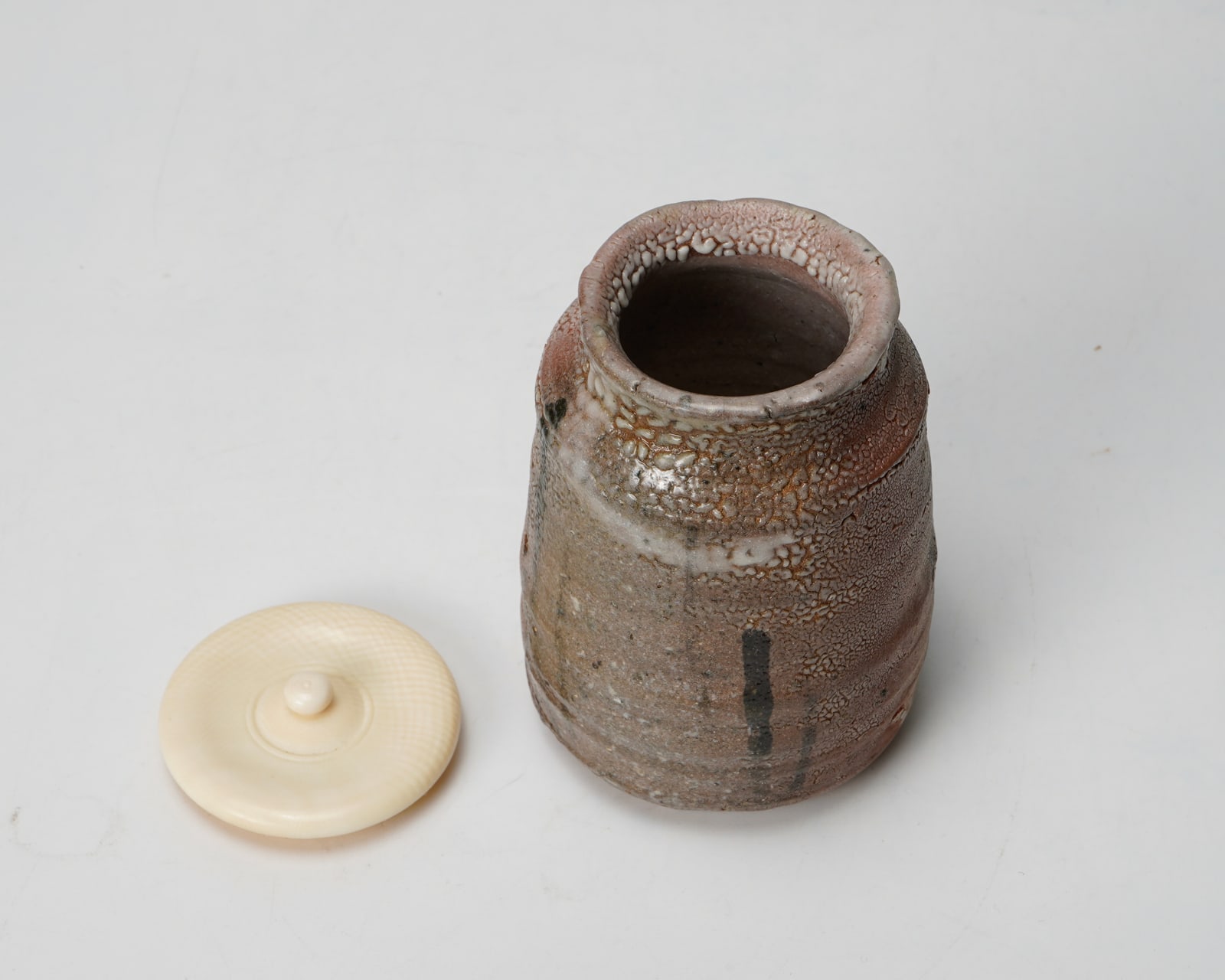 Nishioka Koju 西岡小十, Karatsu tea caddy 絵唐津 茶入