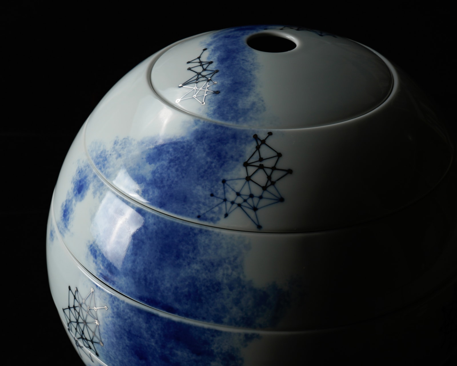 Terauchi Shinji 寺内信二, Five-tiered moon shaped box with galaxy design in gold and silver 金銀彩銀河文 珠型五段重, 2024