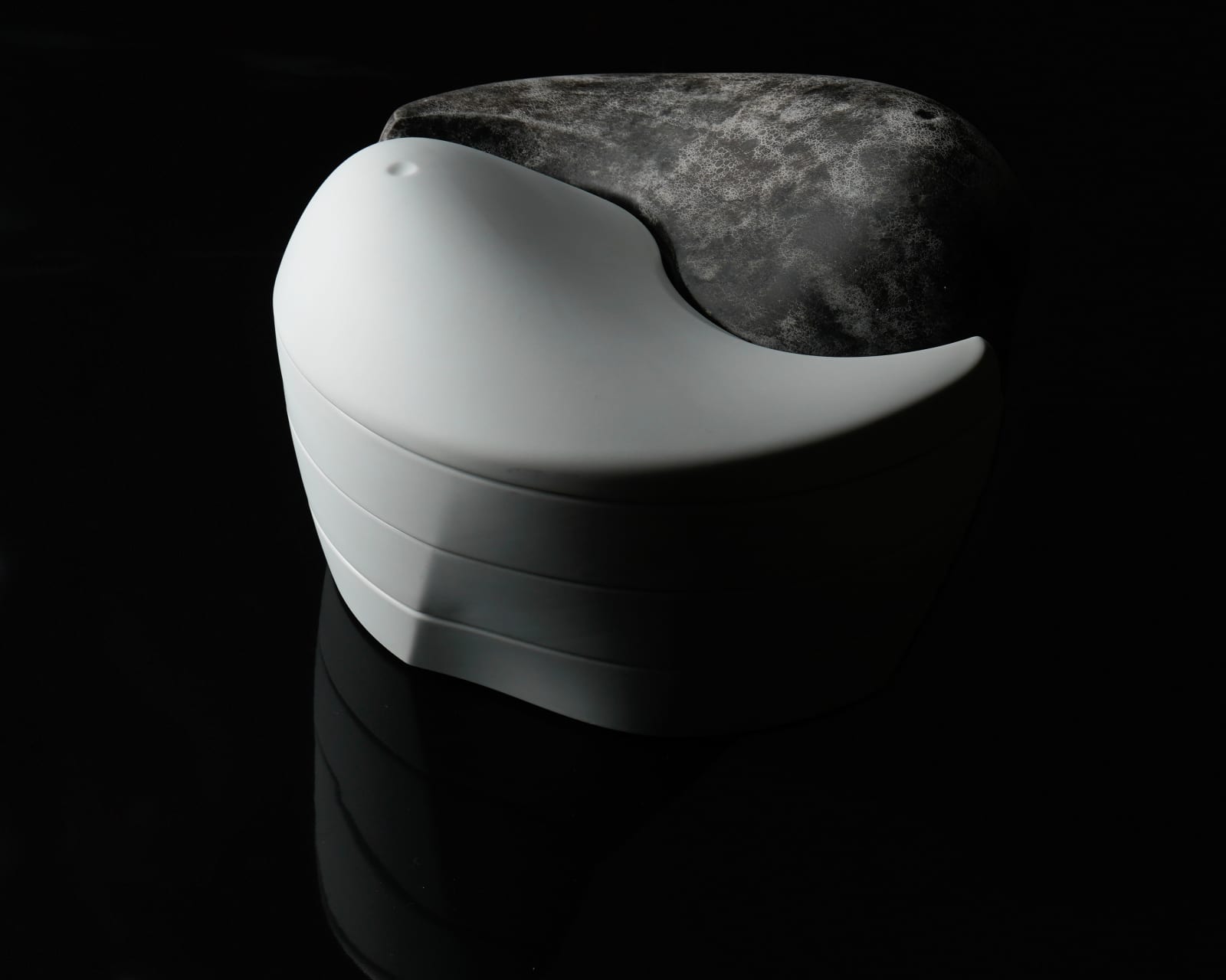 Terauchi Shinji 寺内信二, Moon-scape box (Black)Yin and yang 令和神饌重, 2024