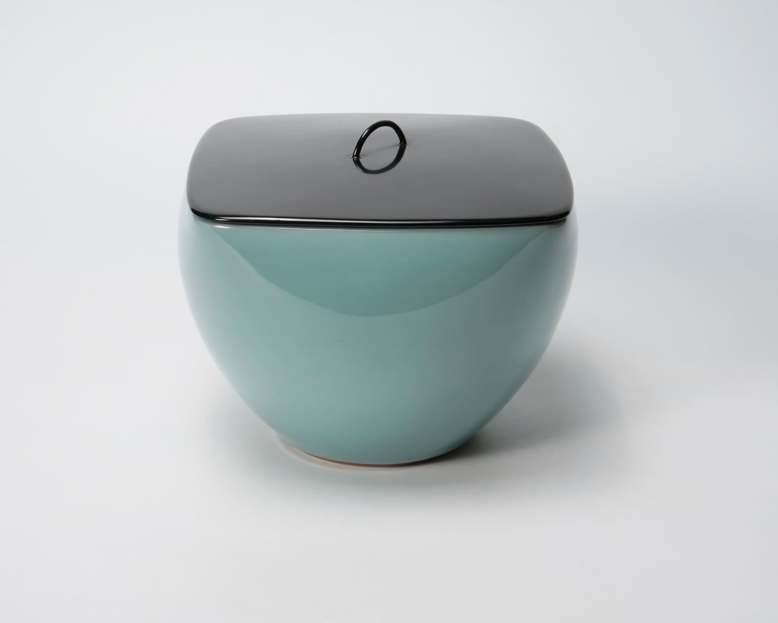 SUWA Sozan Ⅲ 三代 諏訪 蘇山, Squared celadon water jar 青磁角水指