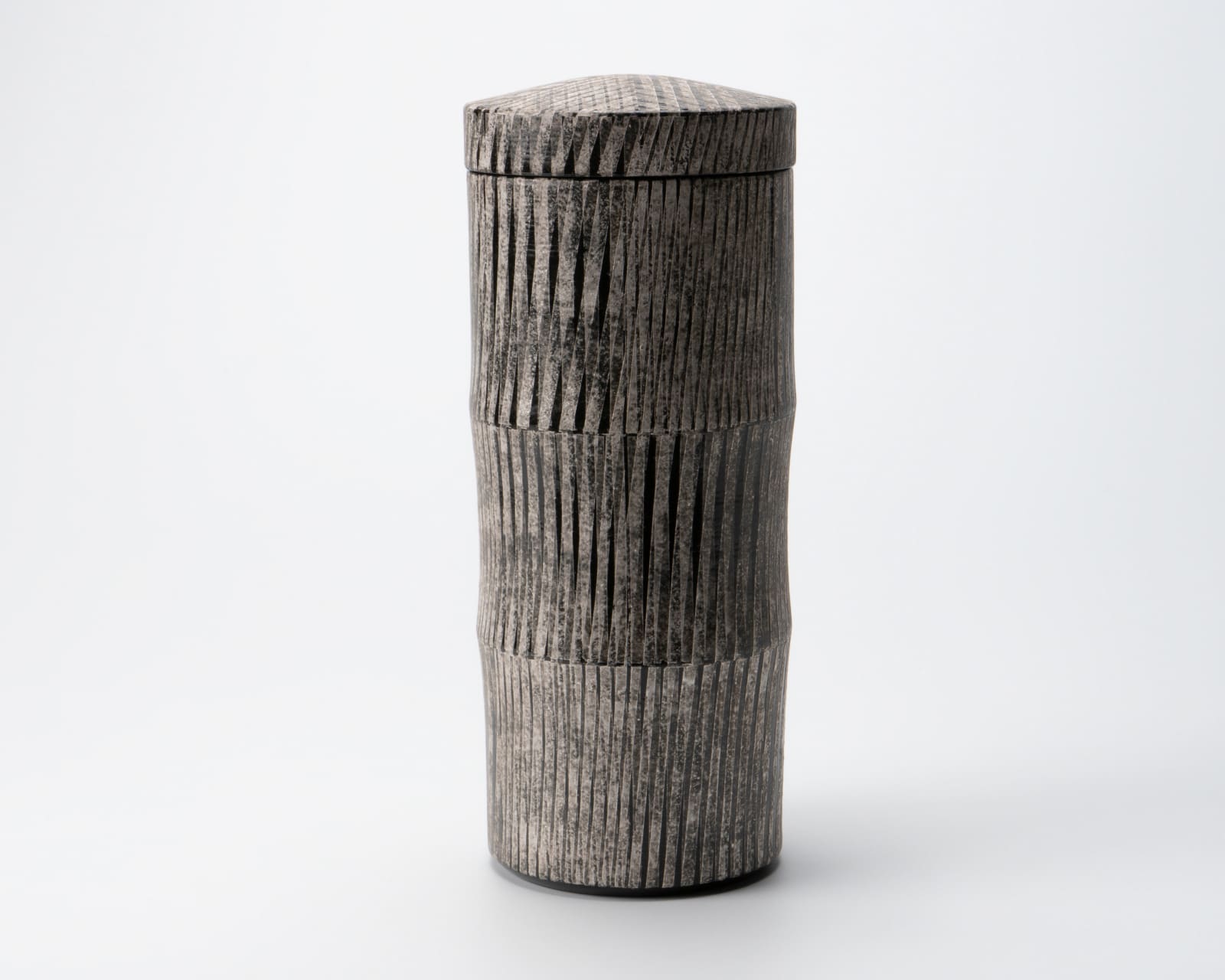 Maeda Masahiro 前田正博, Lidded flower vase with overglaze enamel and silver pigments