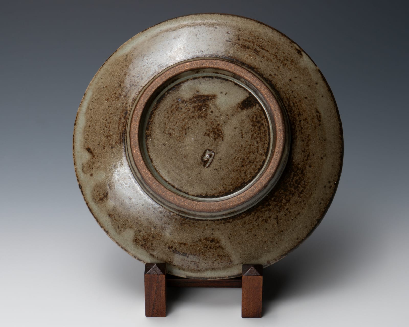 Shimaoka Tatsuzo 島岡達三, Plate with inlaid and overglaze enamel (Aka-e) floral design