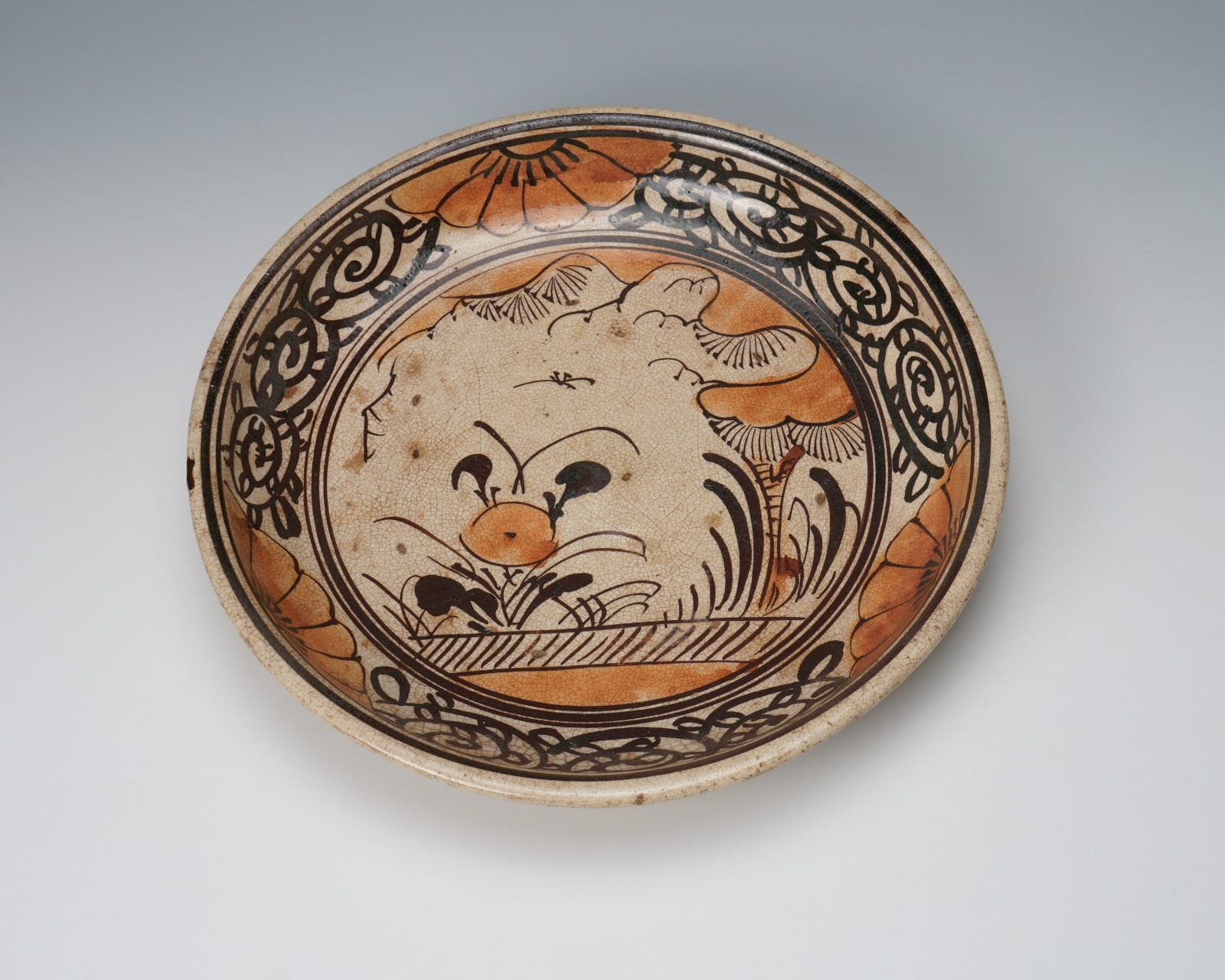 E Seto plate with iron painted grass flower tree motifs 瀬戸