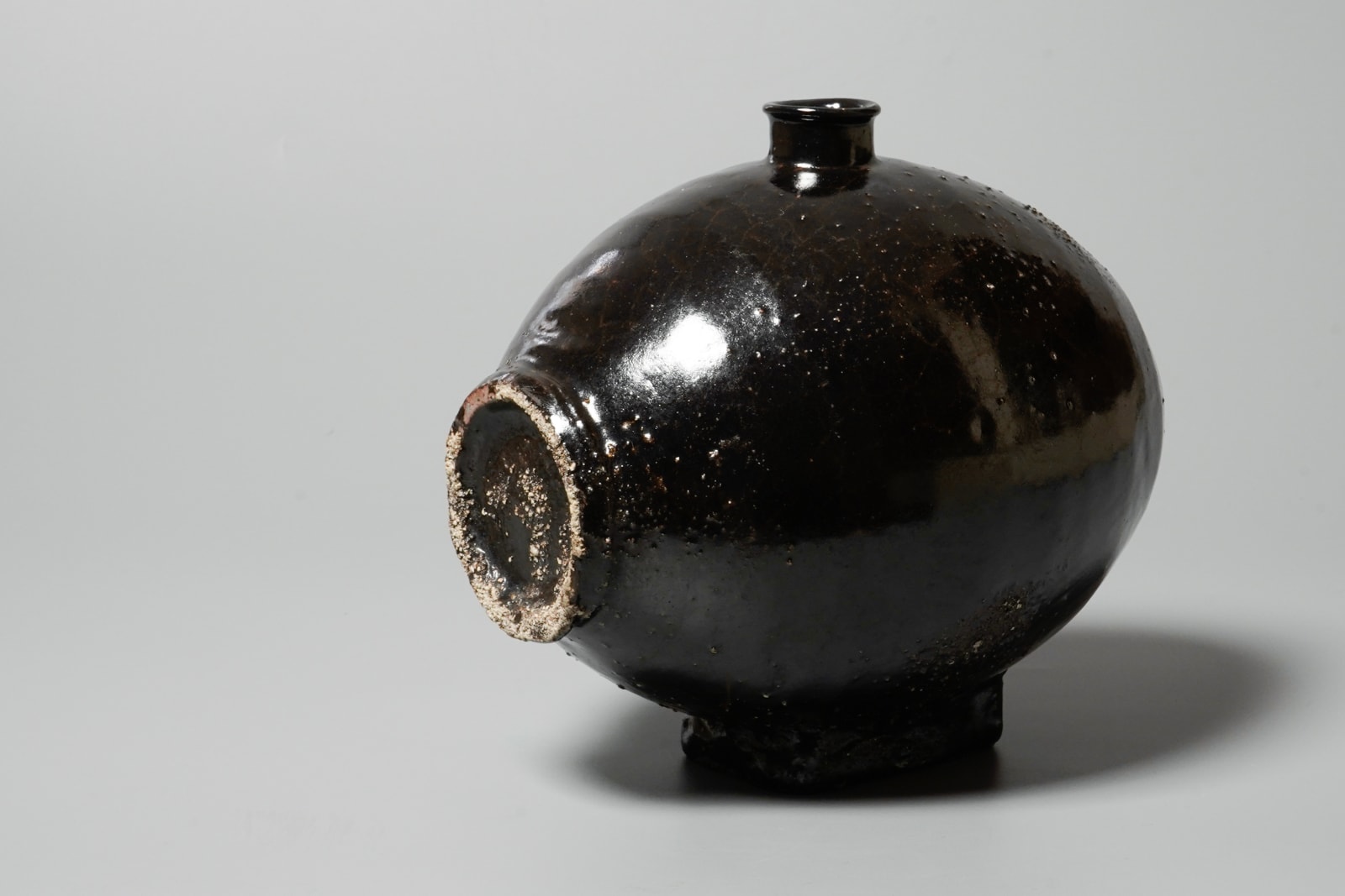 Takesue Hiomi 武末日臣, Black jar with Korean-style rice bale form 扁壺黒