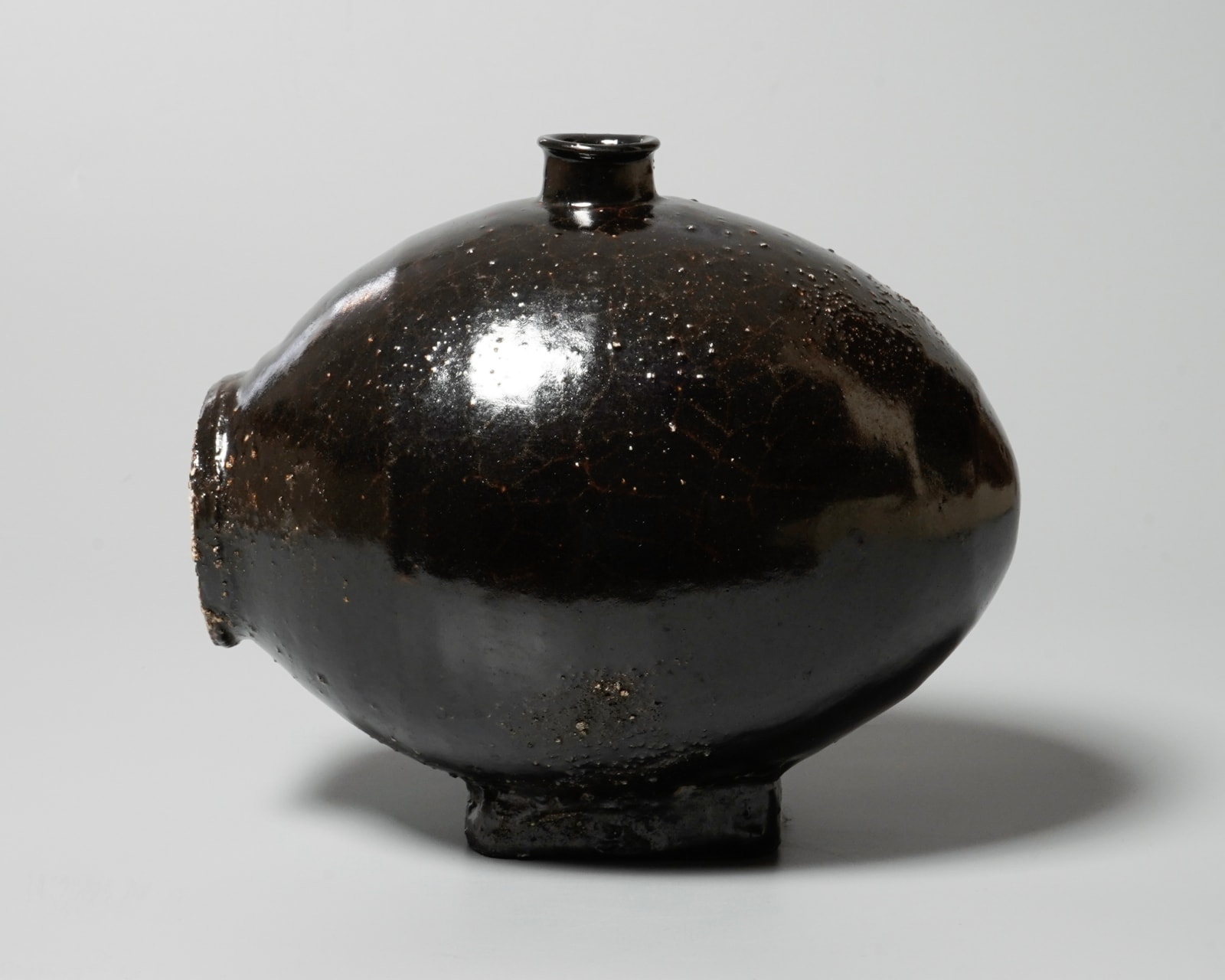 Takesue Hiomi 武末日臣, Black jar with Korean-style rice bale form 扁壺黒