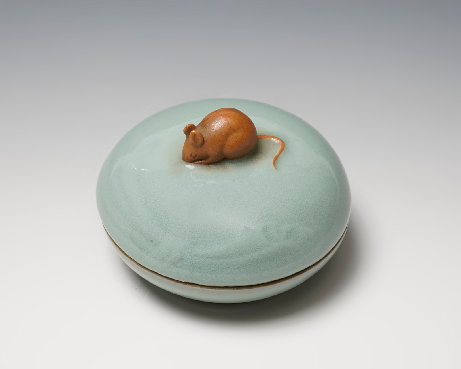 SUWA Sozan II 諏訪蘇山二代, Incense Container with Rat 青磁袋鼠香合