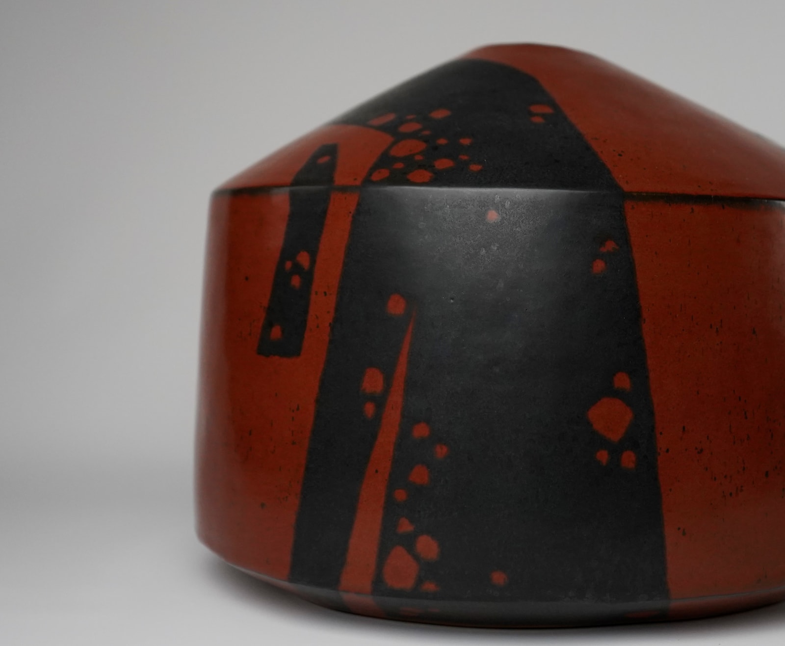 Morino Taimei 森野泰明, Rust Red Iron Glazed Flat Jar 黒銹扁壺, 2014