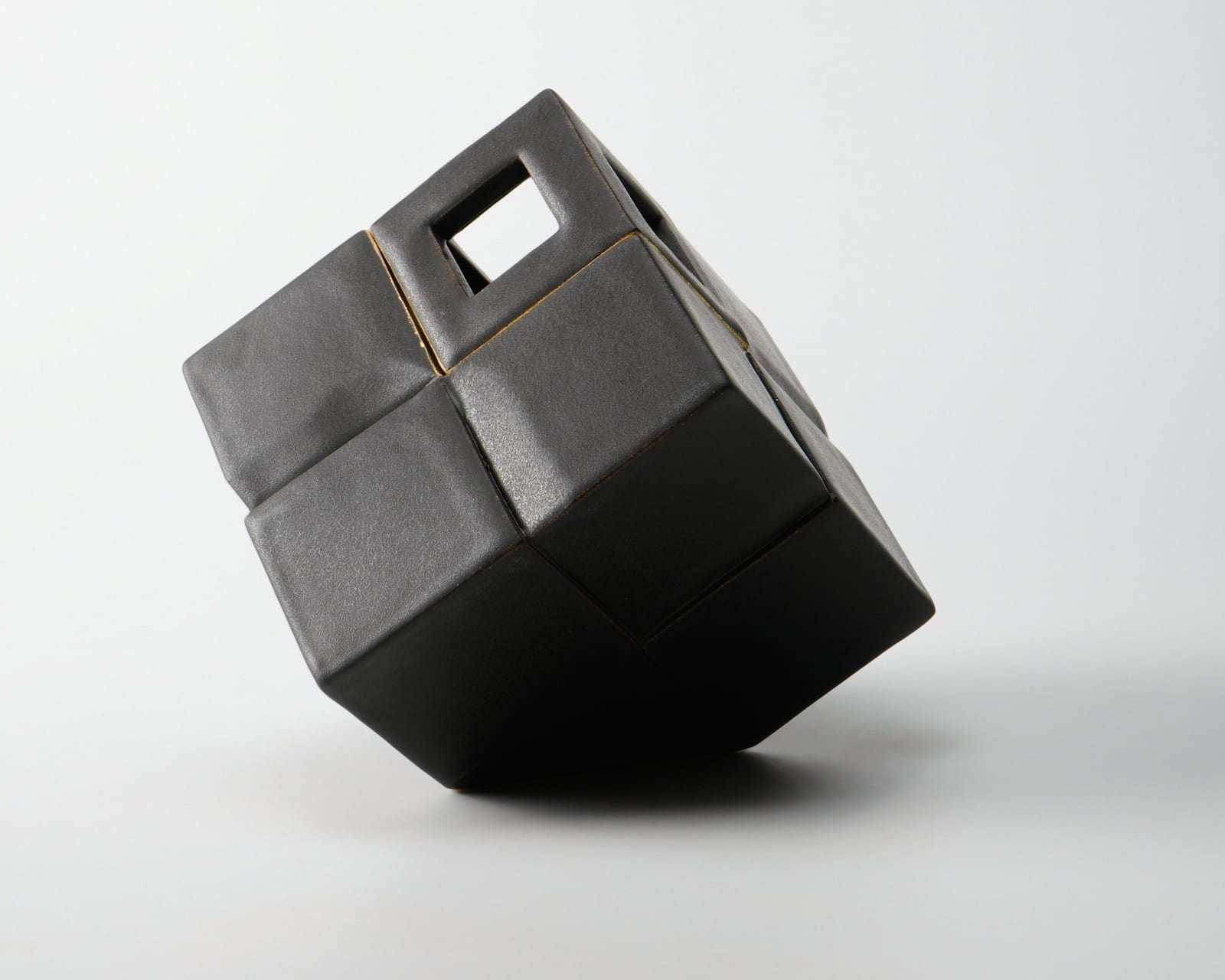 Kiyomizu Rokubei VIII 八代 清水六兵衛, Cube shaped incense burner with black glaze 黒釉刻線器