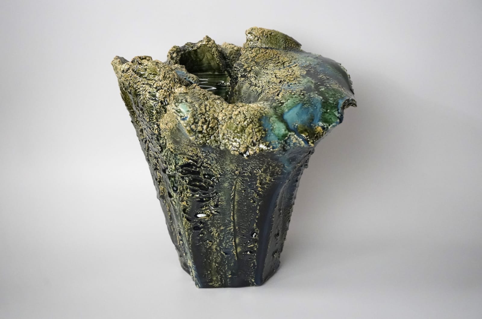 Yamaguchi Makoto 山口真人, Oribe Flower Vessel織部花器, 2022