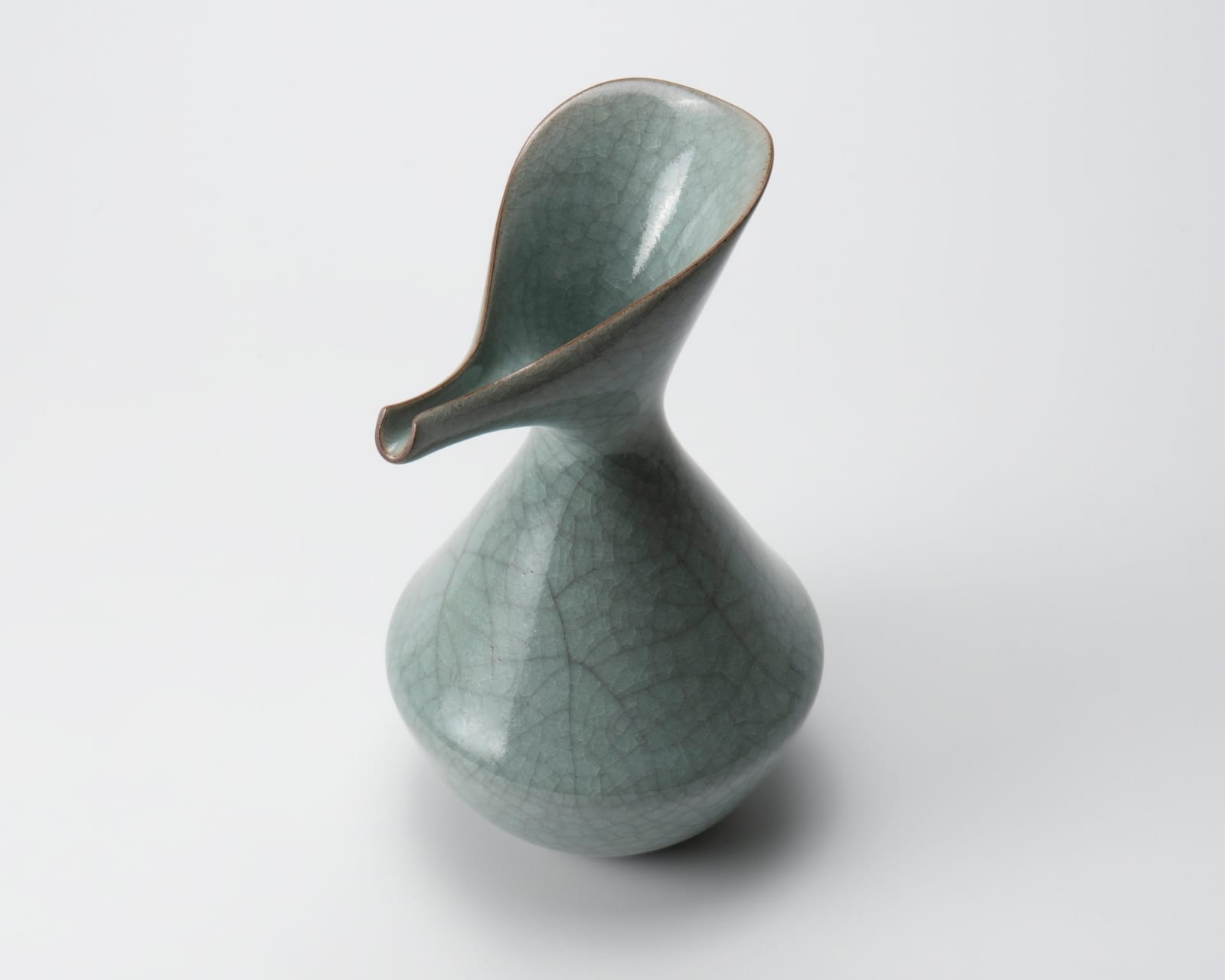Yoshida Shuhei 吉田周平, Celadon spouted flower vase, 2023
