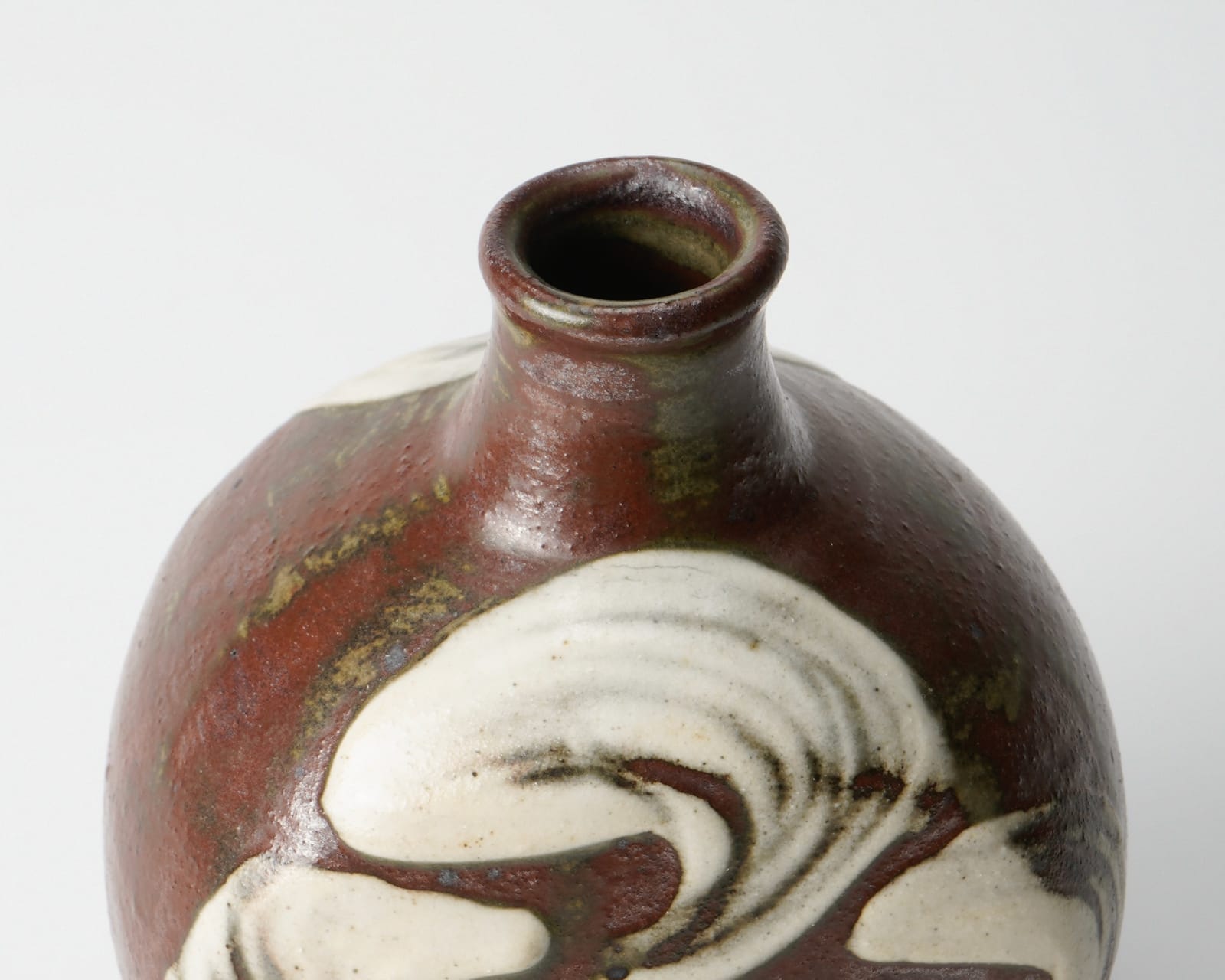 Matsuzaki Ken 松崎 健, Iron glazed sake bottle with white slip