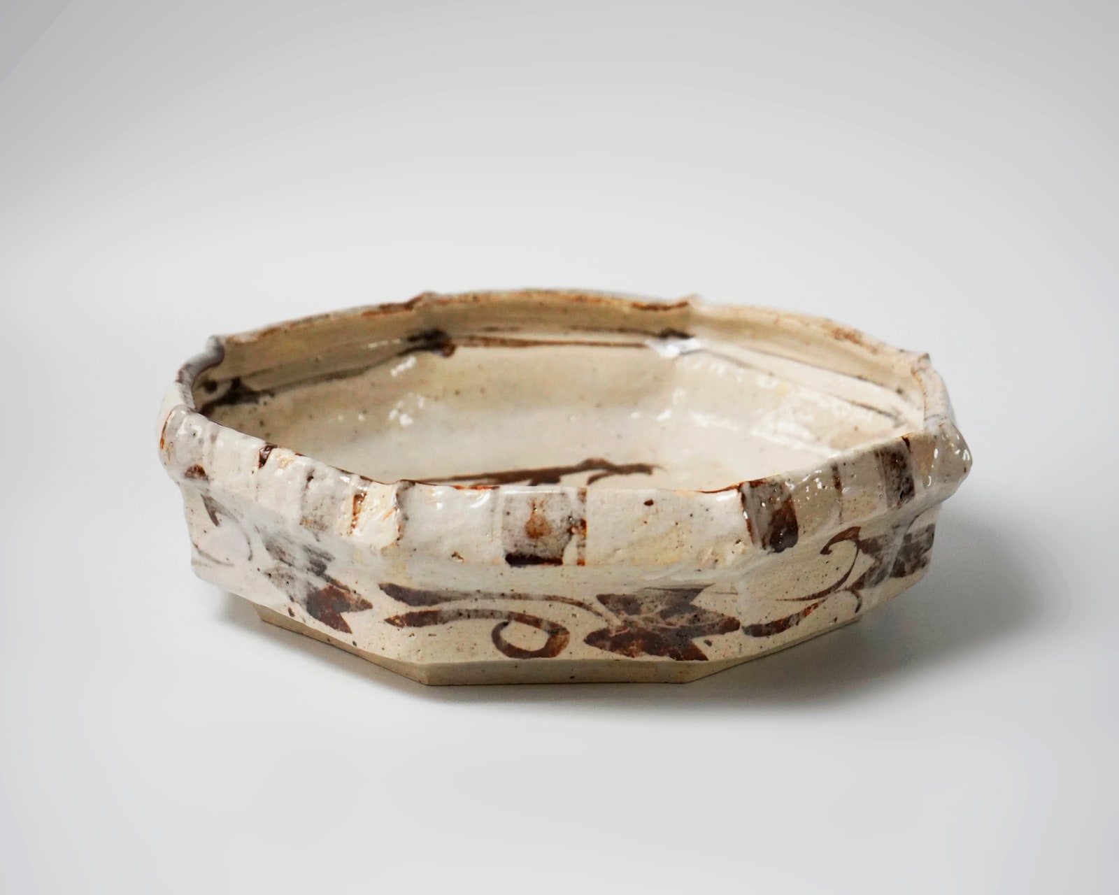 Tsuboshima Dohei 坪島 圡平, Shino octagonal bowl/platter with heron painting 志野さぎ絵八角鉢, 2007's