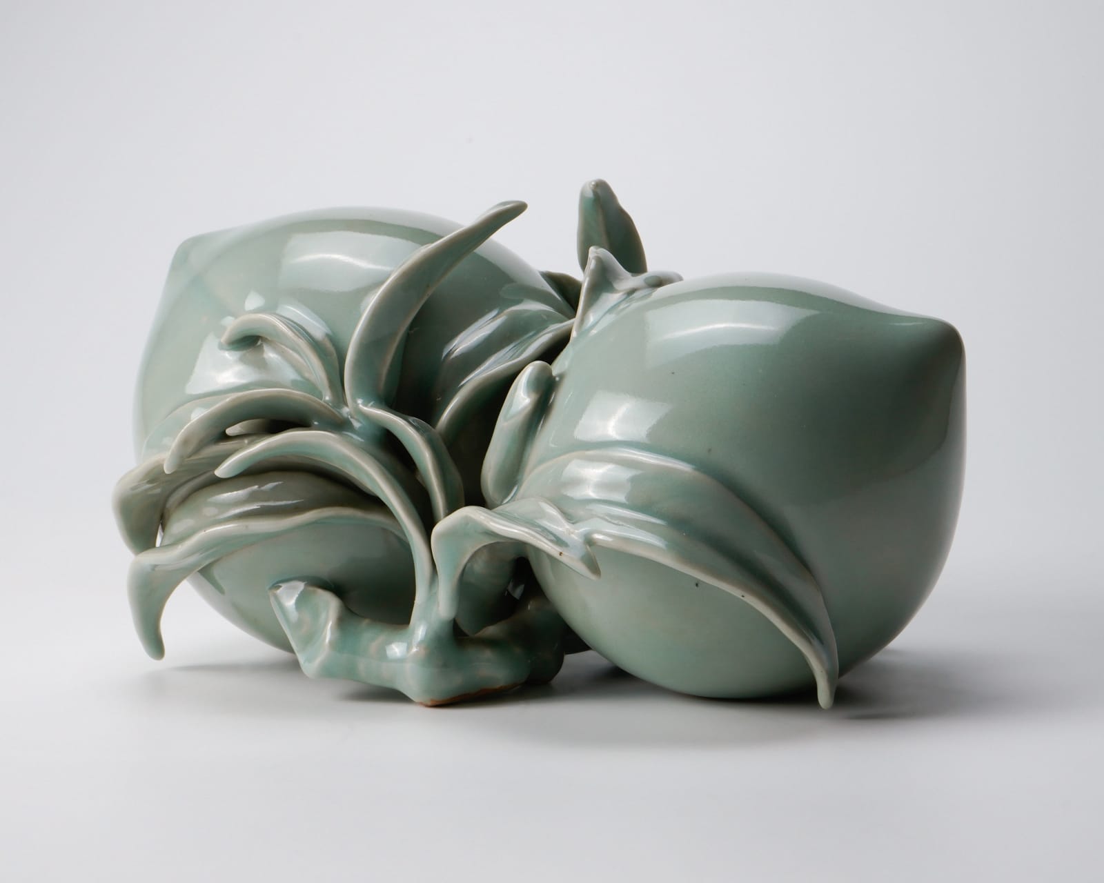 KUSUBE Yaichi 楠部彌弌, Peach shaped celadon ornament