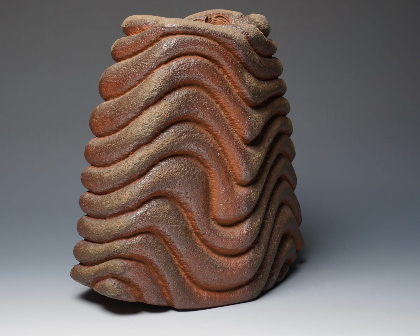 Konishi Tozo 小西陶蔵, Bizen flower vase with undulating designs 備前波状文花入