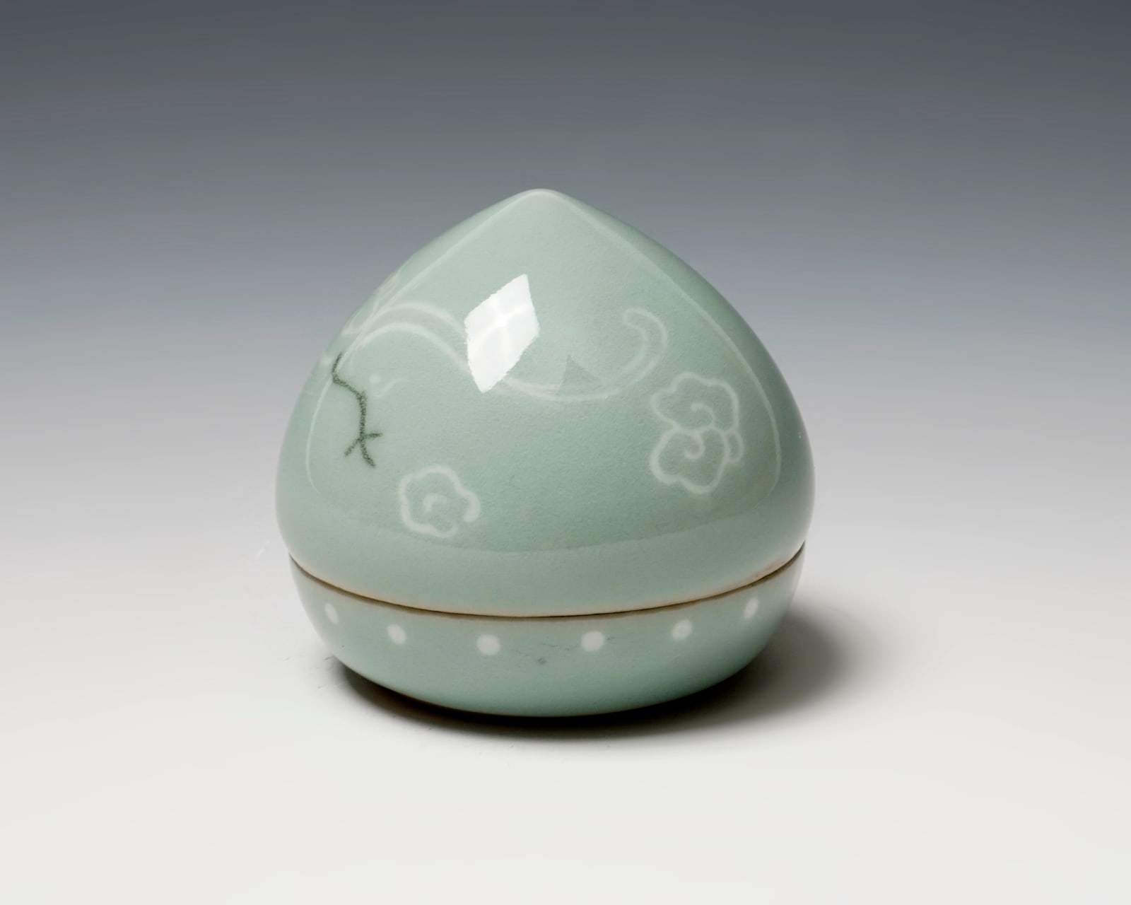 SUWA Sozan II 諏訪蘇山二代, Incense Container with Dragon Motif 青磁龍香合