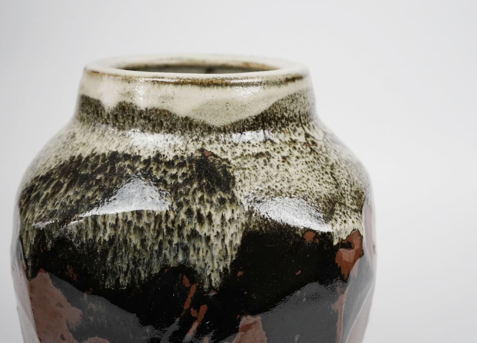 Murata Gen 村田 元, Jar, White and Black Over Persimmon Glaze 柿釉白黒文方壺