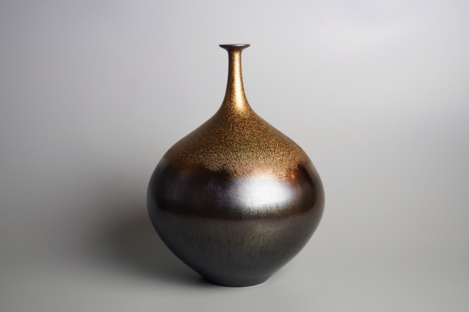 Miyamura Hideaki 宮村 秀明, Vase with Gold and Black Glaze
