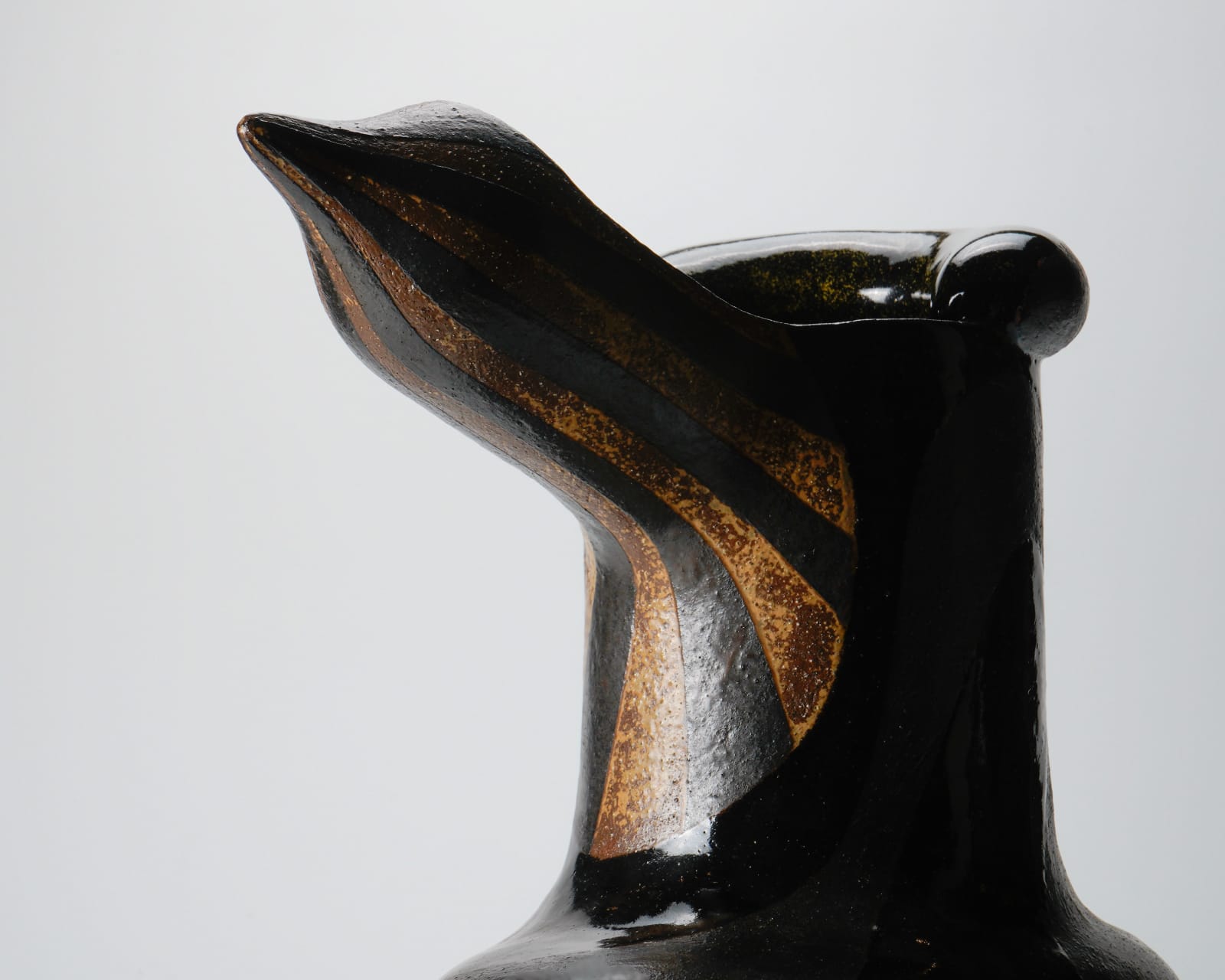 Yanagihara Mutsuo 柳原睦夫, Anthropomorphic three-legged vessel with black glaze 黒彩三脚壺, 2007