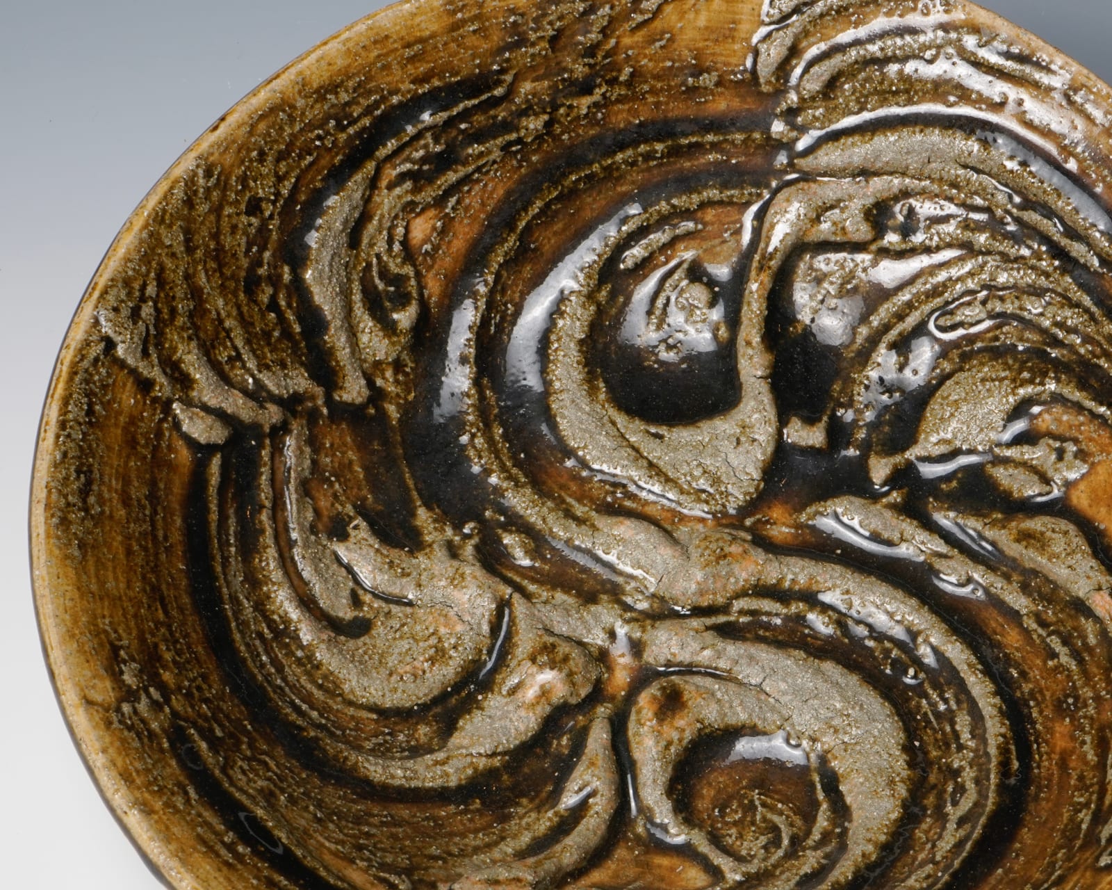 Kawai Kanjiro 河井寛次郎, Dish with brushed hakeme over yellow glazed clay, 1955
