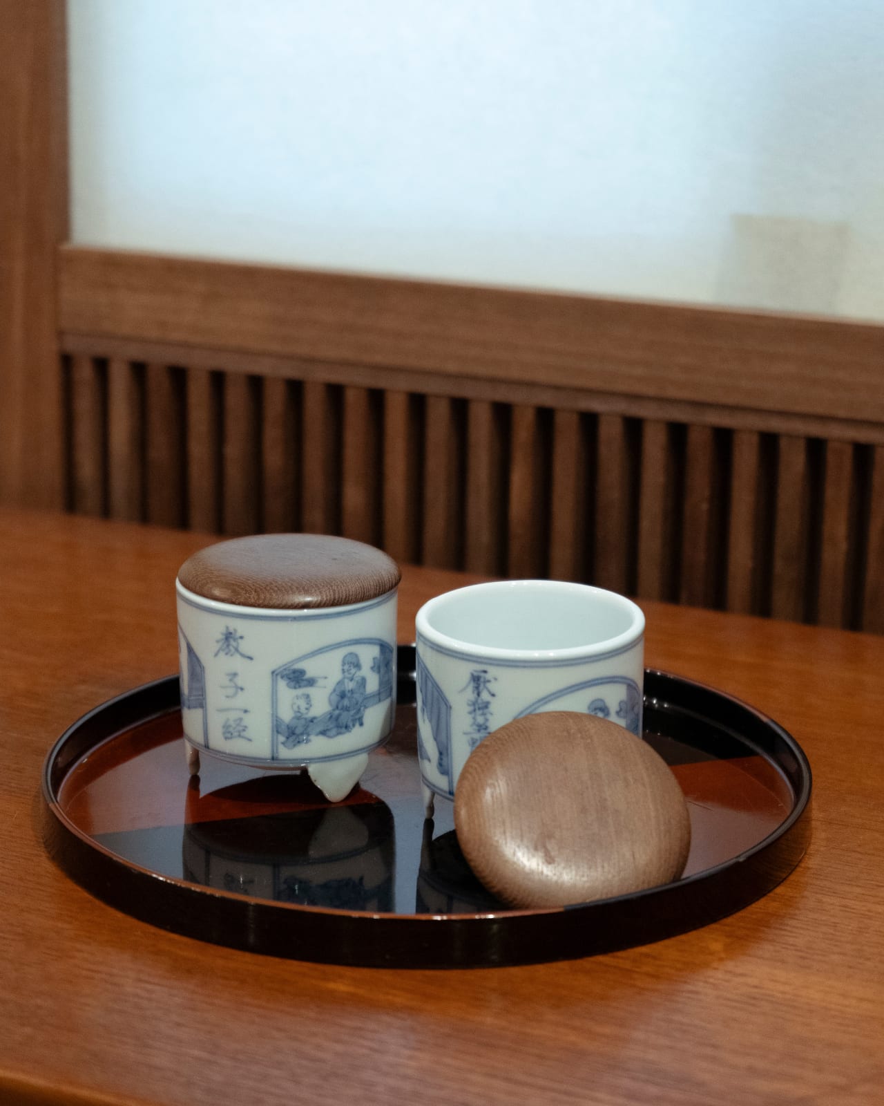 Hachiya Sōyu 蜂谷宗由, Pair of floating tripod sometsuke kikikōro (incense container)