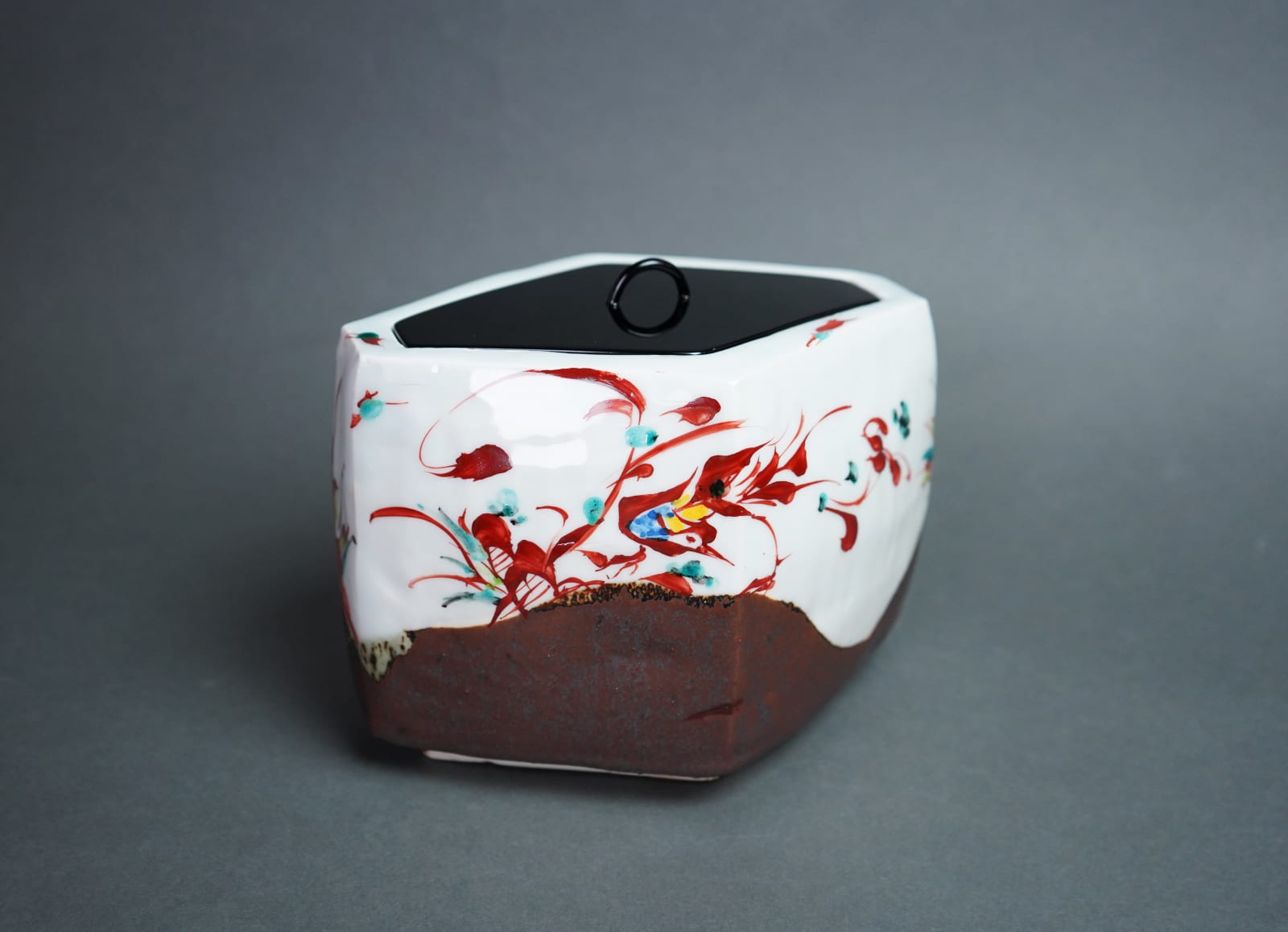 Tsuboshima Dohei 坪島 圡平, Diamond Shaped Water Jar With Red Enamel 赤絵菱水指 , 2000's
