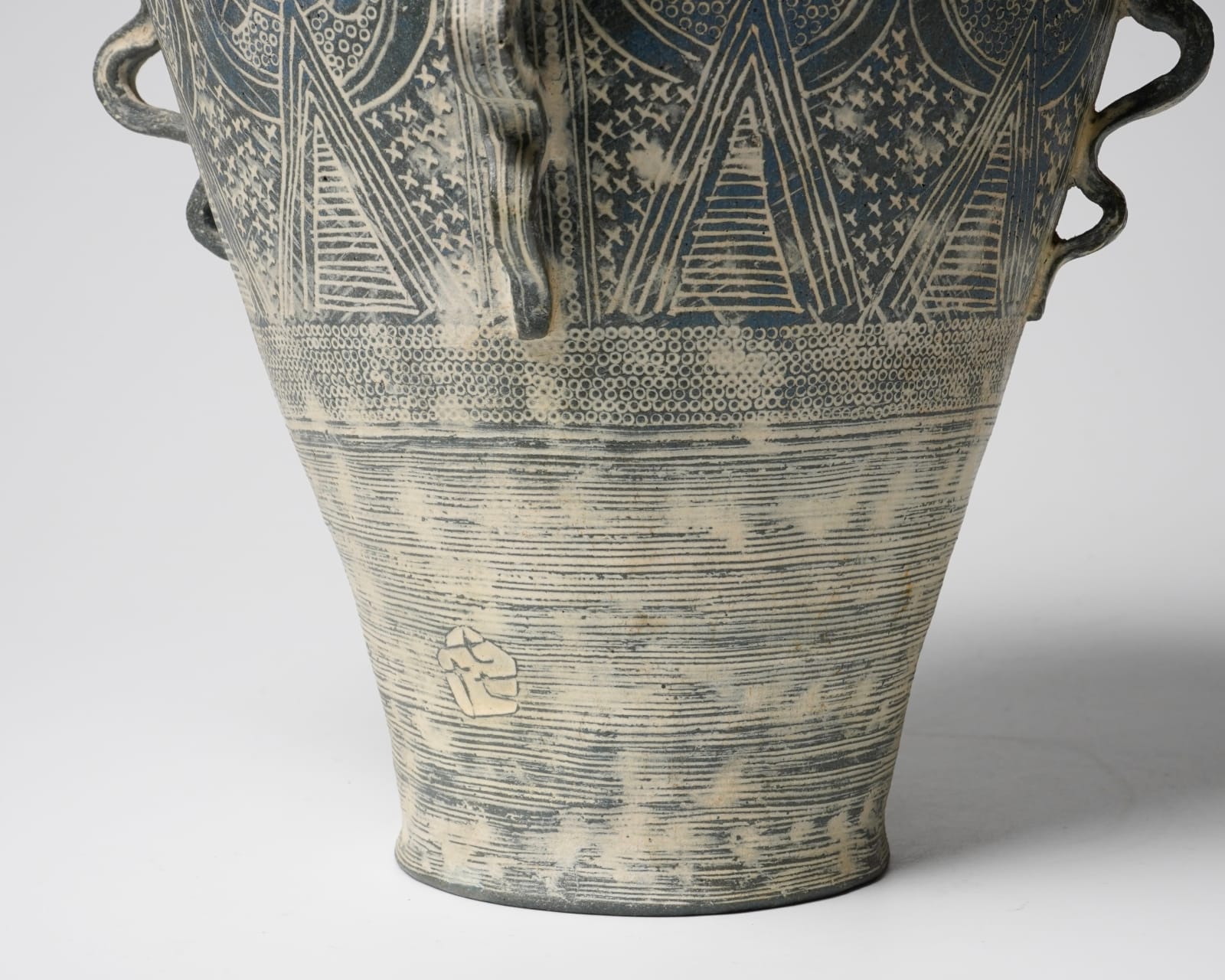Yasuhara Kimei 安原喜明, Flower Vessel 花器 炻器線彫文 | Dai