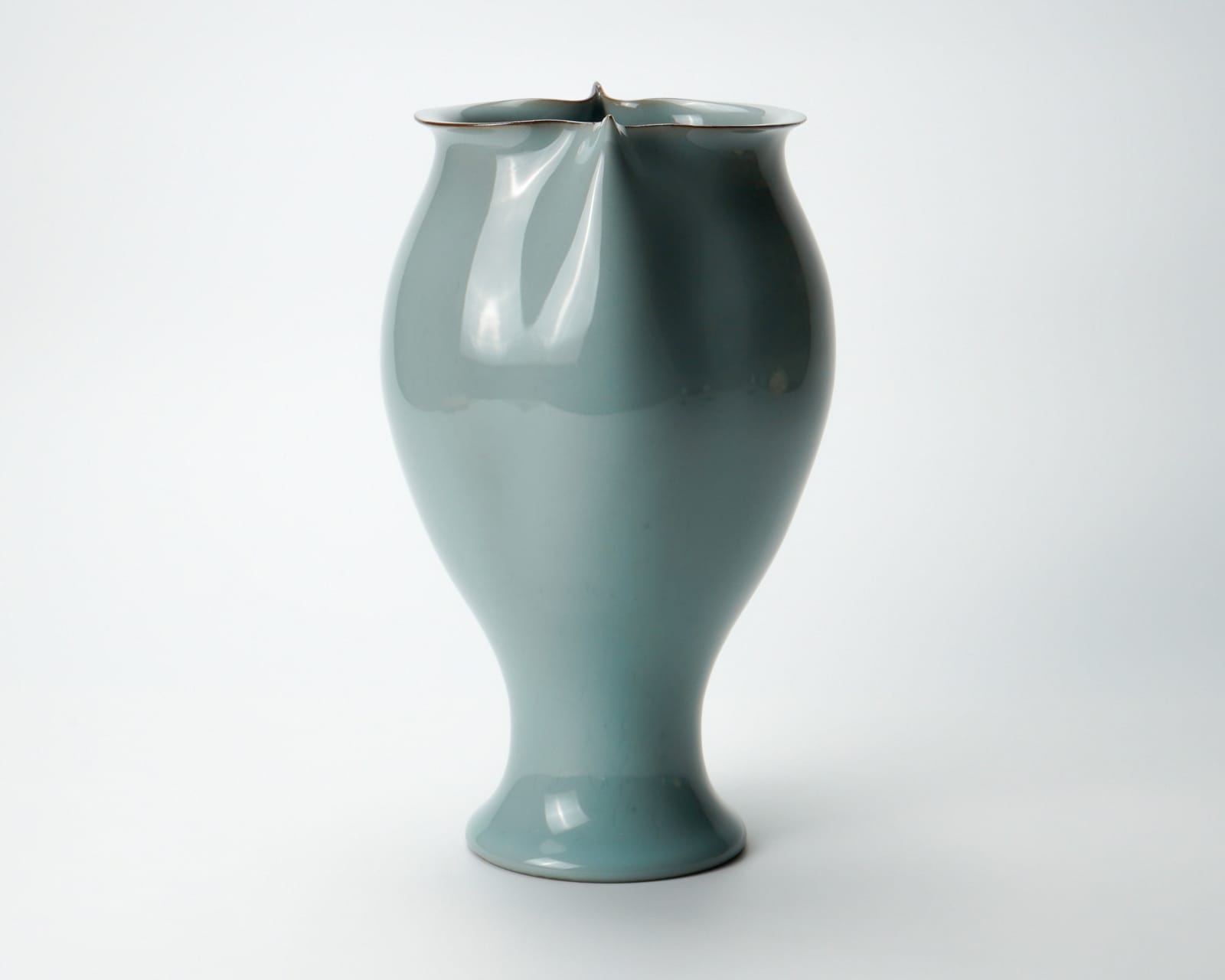 Kawase Shinobu 川瀬 忍, Celadon jar “Jin-cho (penguin)”, 1996