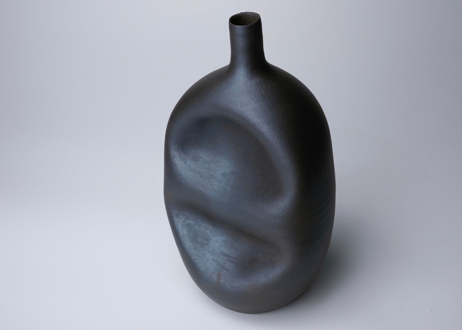 Yagi Kazuo 八木一夫, Black flower vase 黒陶黒い壺花器